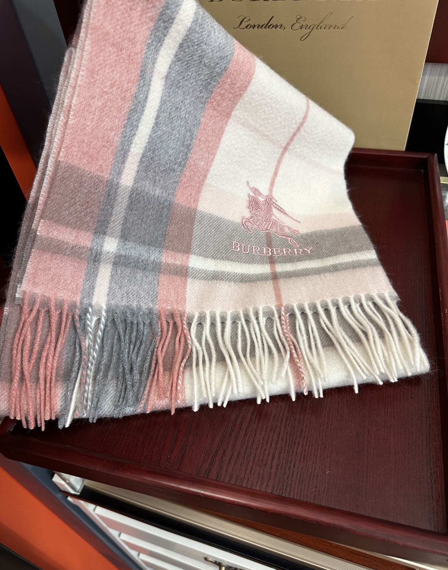 Burberry 125%山羊绒 2025巴宝【刺绣战马】采用内蒙古 山羊绒 最新款男女通用 重磅推荐 的格子