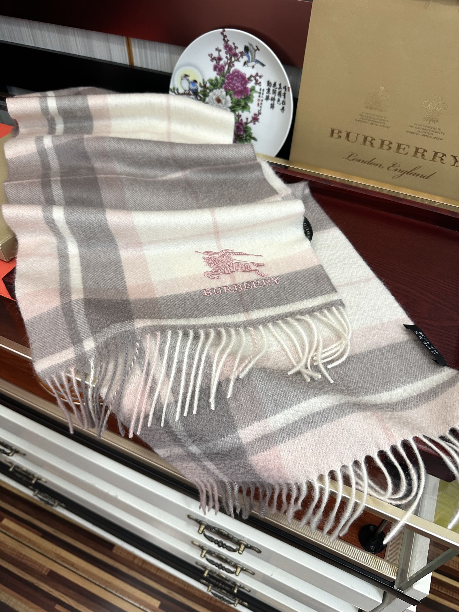 Burberry 125%山羊绒 2025巴宝【刺绣战马】采用内蒙古 山羊绒 最新款男女通用 重磅推荐 的格子