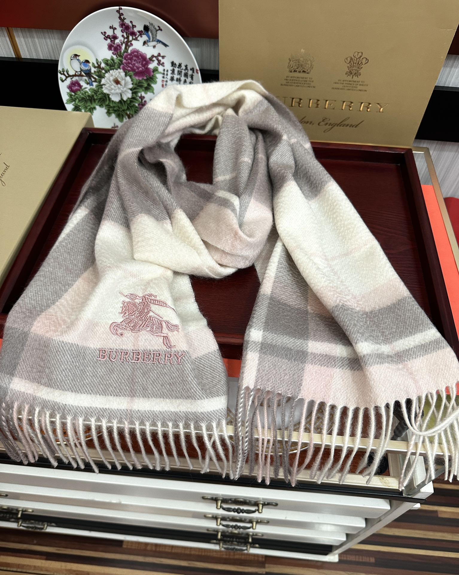 Burberry 125%山羊绒 2025巴宝【刺绣战马】采用内蒙古 山羊绒 最新款男女通用 重磅推荐 的格子