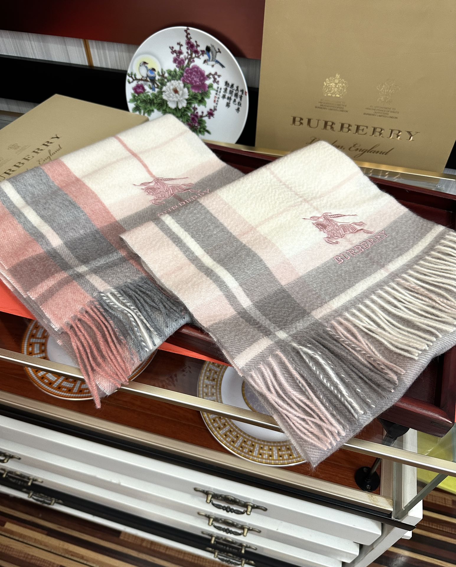 Burberry 125%山羊绒 2025巴宝【刺绣战马】采用内蒙古 山羊绒 最新款男女通用 重磅推荐 的格子