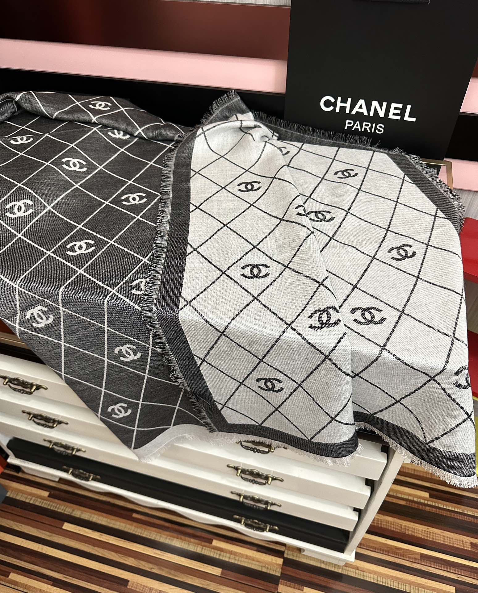 Chanel 香奈儿上新 茶花优雅Coco风 Chanel最新丝绒大方巾~气质到骨子里 香奶奶新一季的面料超高级