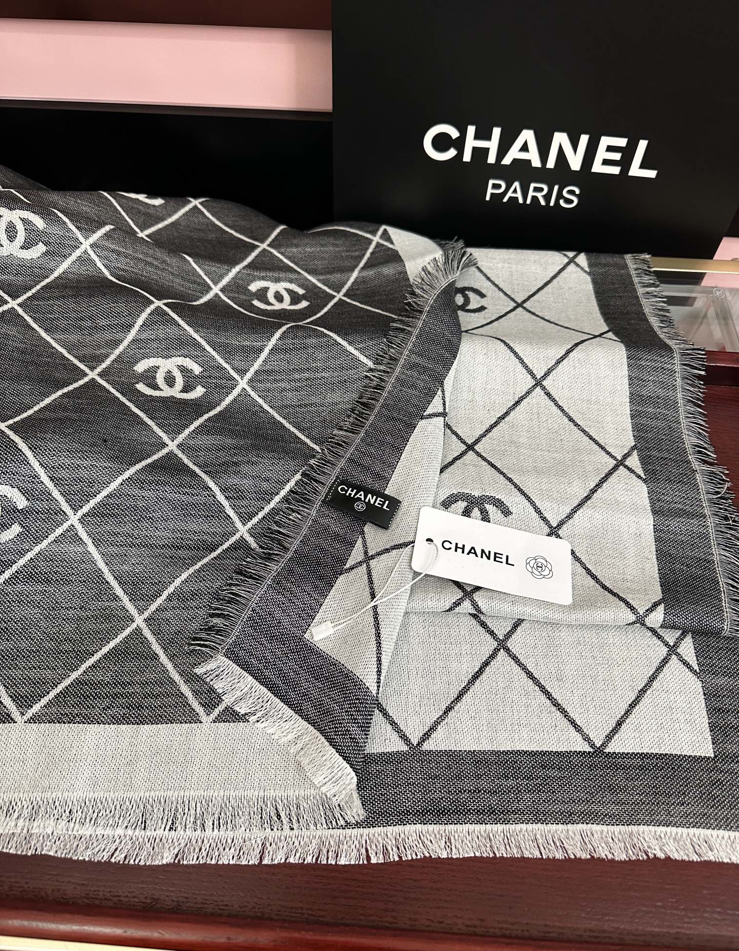 Chanel 香奈儿上新 茶花优雅Coco风 Chanel最新丝绒大方巾~气质到骨子里 香奶奶新一季的面料超高级