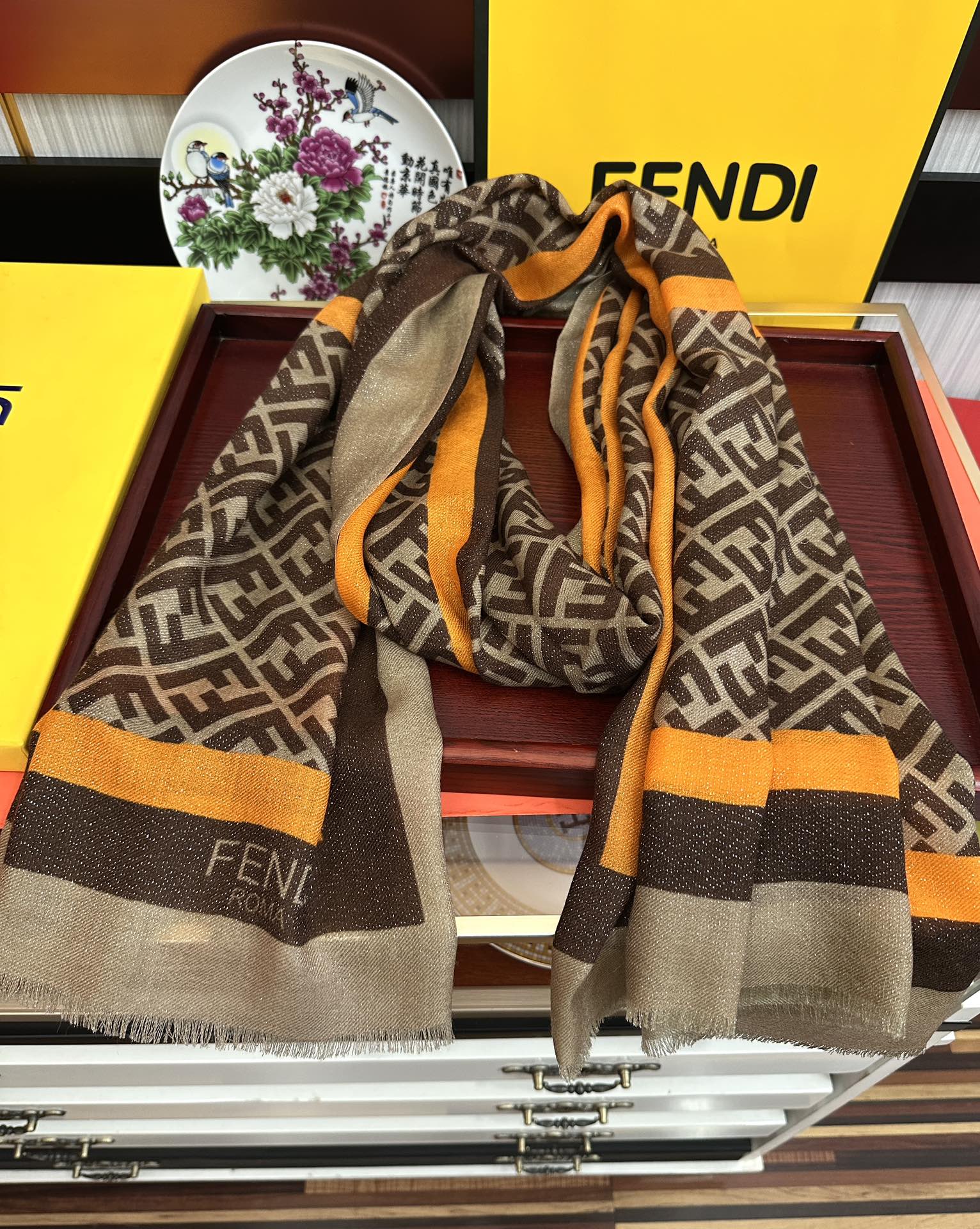 Unknown 新款2025 F家最新款银丝【FF银丝印花长巾】 度假及日常都非常好搭配的款 订一看到就想去旅游‼ 平时穿搭也非常好搭配