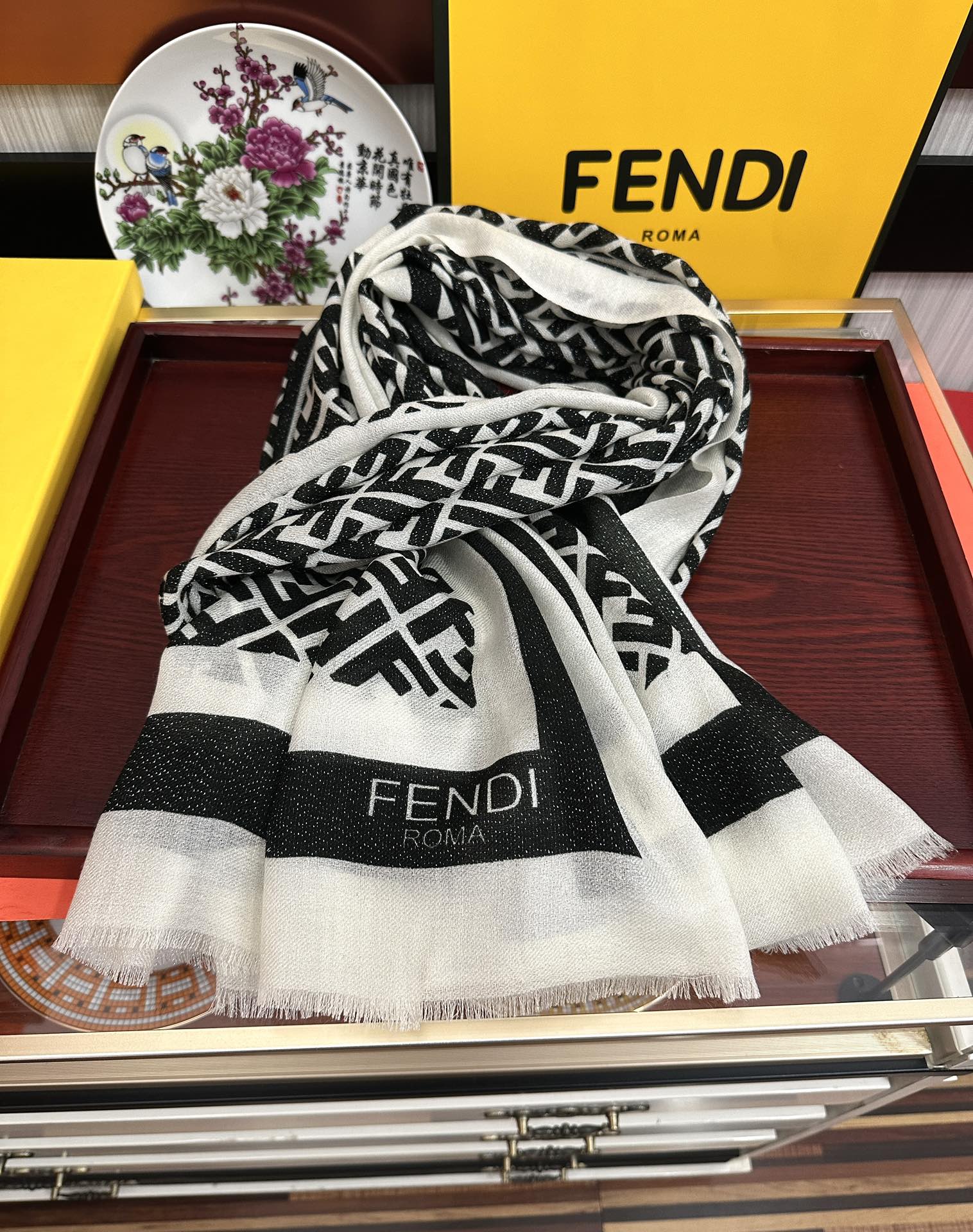 Unknown 新款2025 F家最新款银丝【FF银丝印花长巾】 度假及日常都非常好搭配的款 订一看到就想去旅游‼ 平时穿搭也非常好搭配