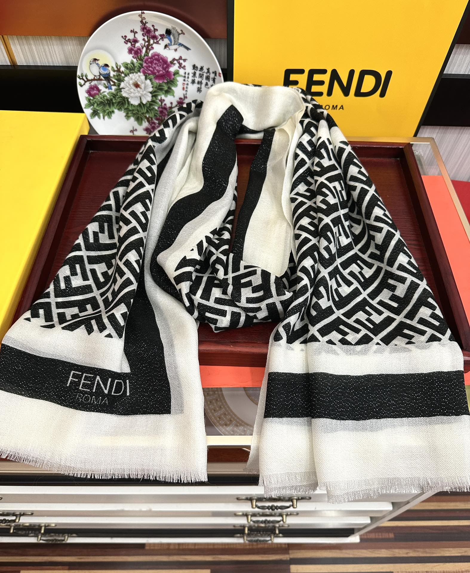Unknown 新款2025 F家最新款银丝【FF银丝印花长巾】 度假及日常都非常好搭配的款 订一看到就想去旅游‼ 平时穿搭也非常好搭配