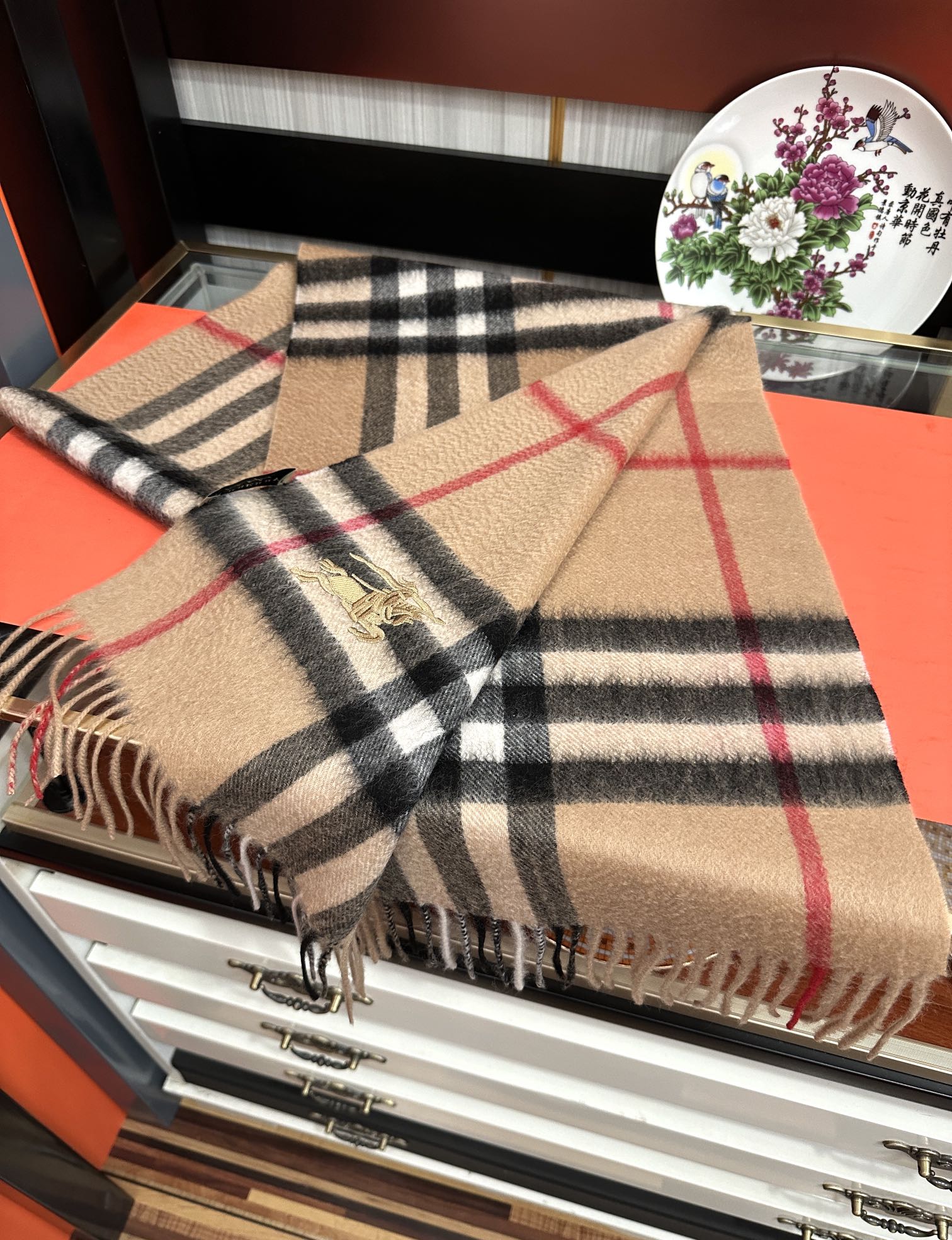 Burberry 125%羊绒 巴宝莉2025 最 【采用内蒙古山羊绒】 围巾‼ 太美了 让人耳目一新的感觉 手感柔软舒适