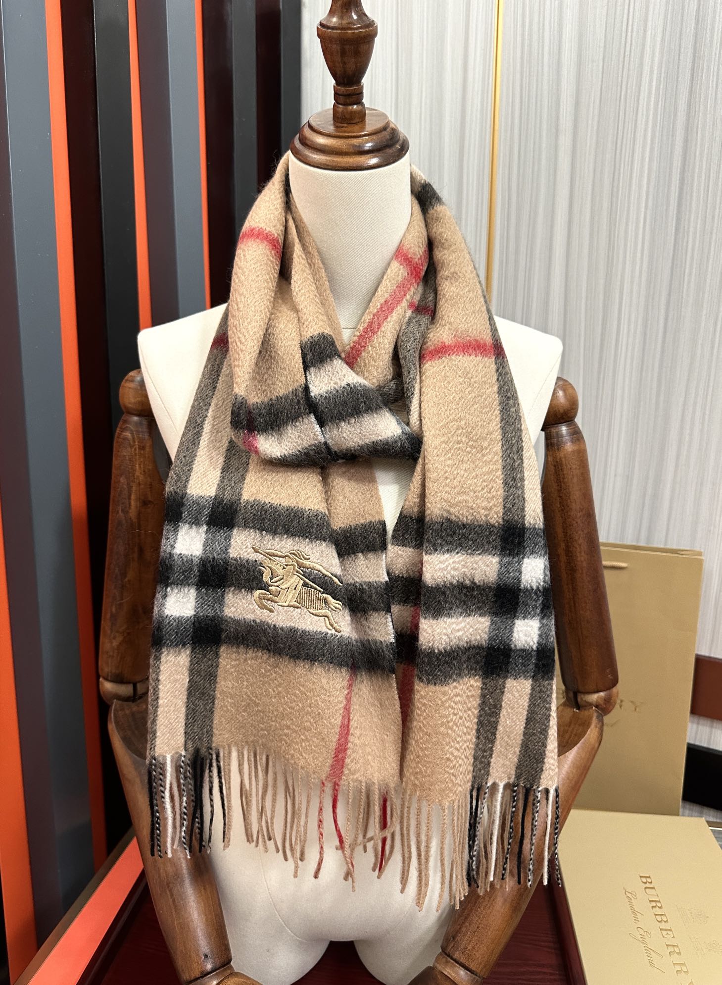 Burberry 125%羊绒 巴宝莉2025 最 【采用内蒙古山羊绒】 围巾‼ 太美了 让人耳目一新的感觉 手感柔软舒适