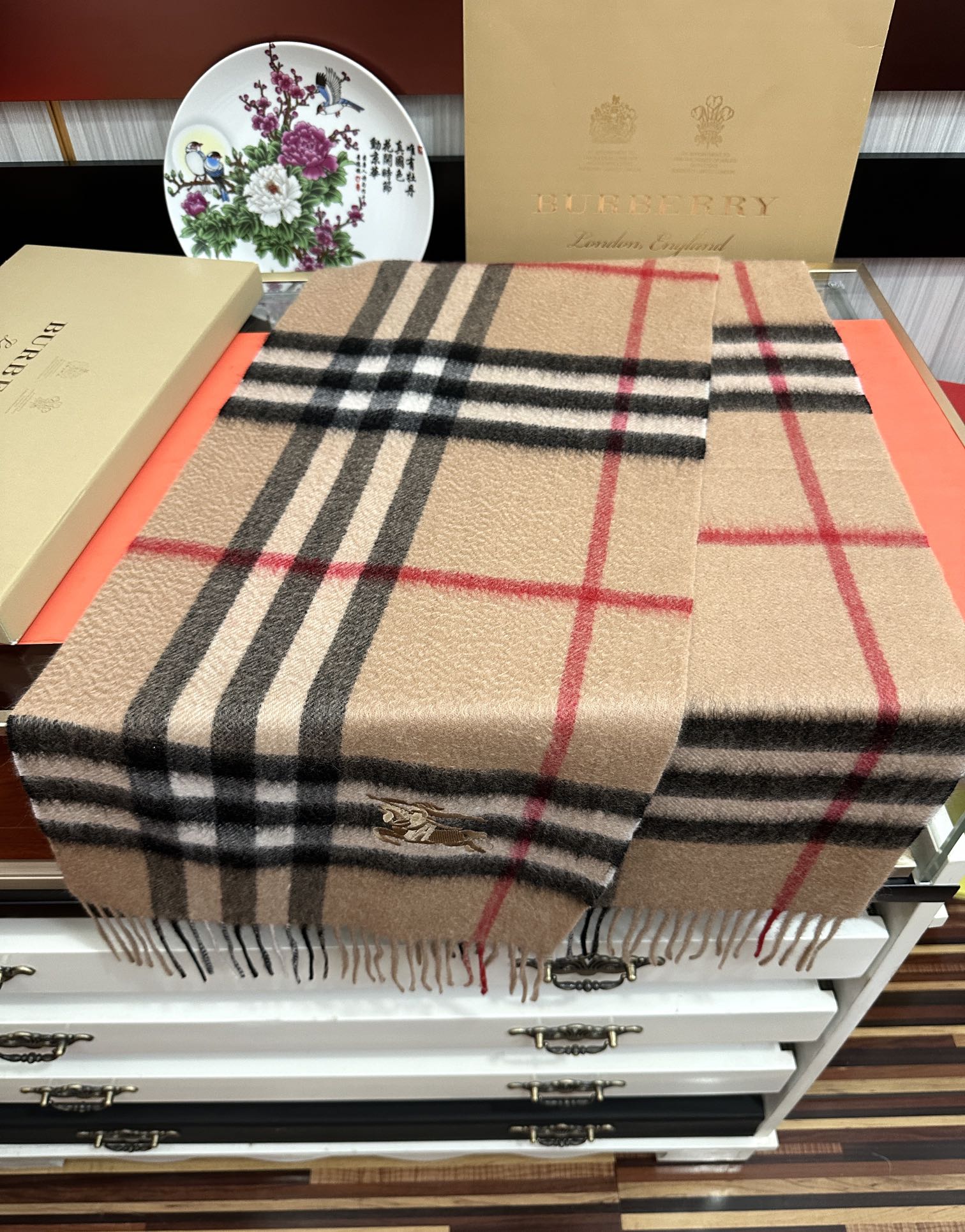 Burberry 125%羊绒 巴宝莉2025 最 【采用内蒙古山羊绒】 围巾‼ 太美了 让人耳目一新的感觉 手感柔软舒适