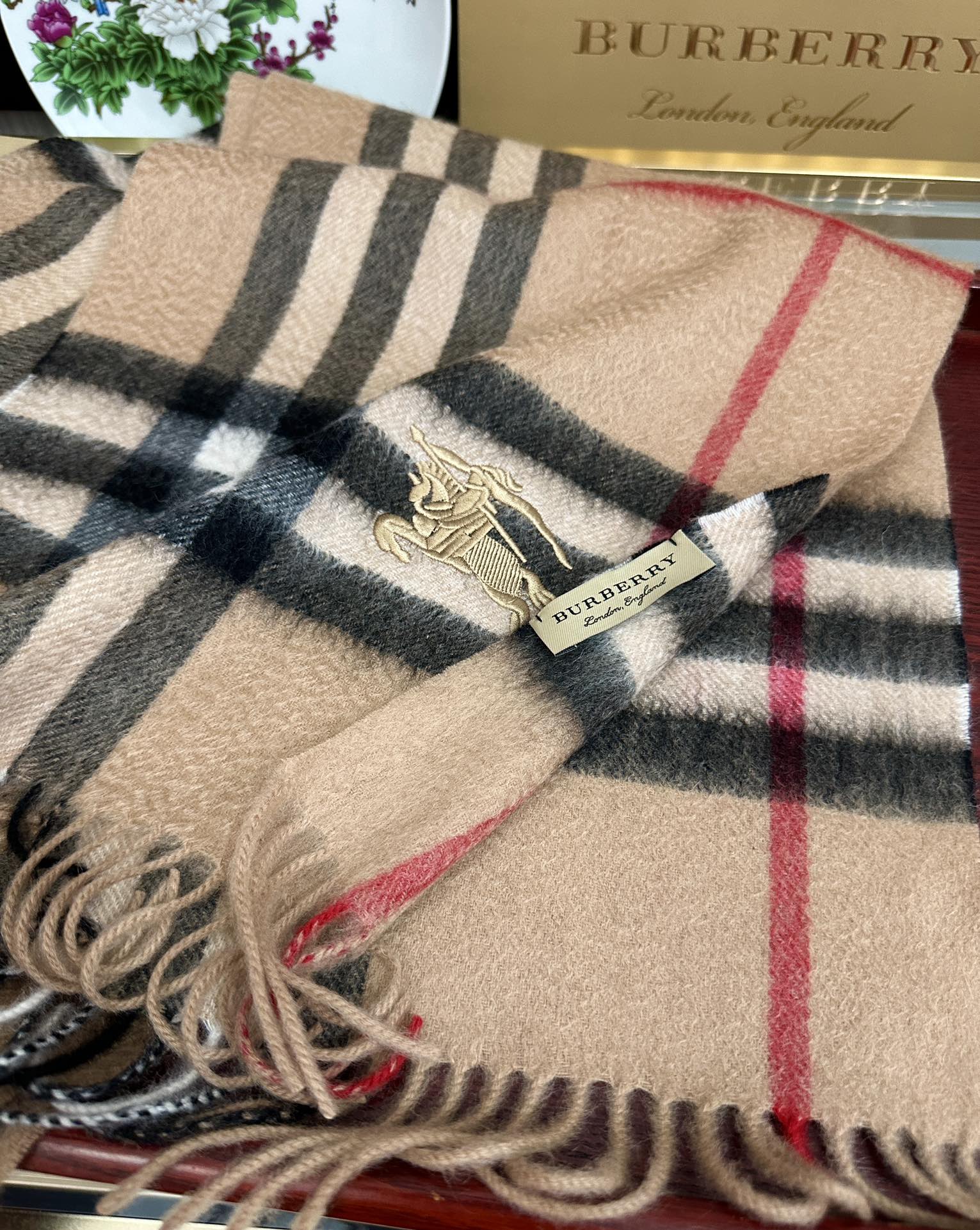 Burberry 125%羊绒 巴宝莉2025 最 【采用内蒙古山羊绒】 围巾‼ 太美了 让人耳目一新的感觉 手感柔软舒适
