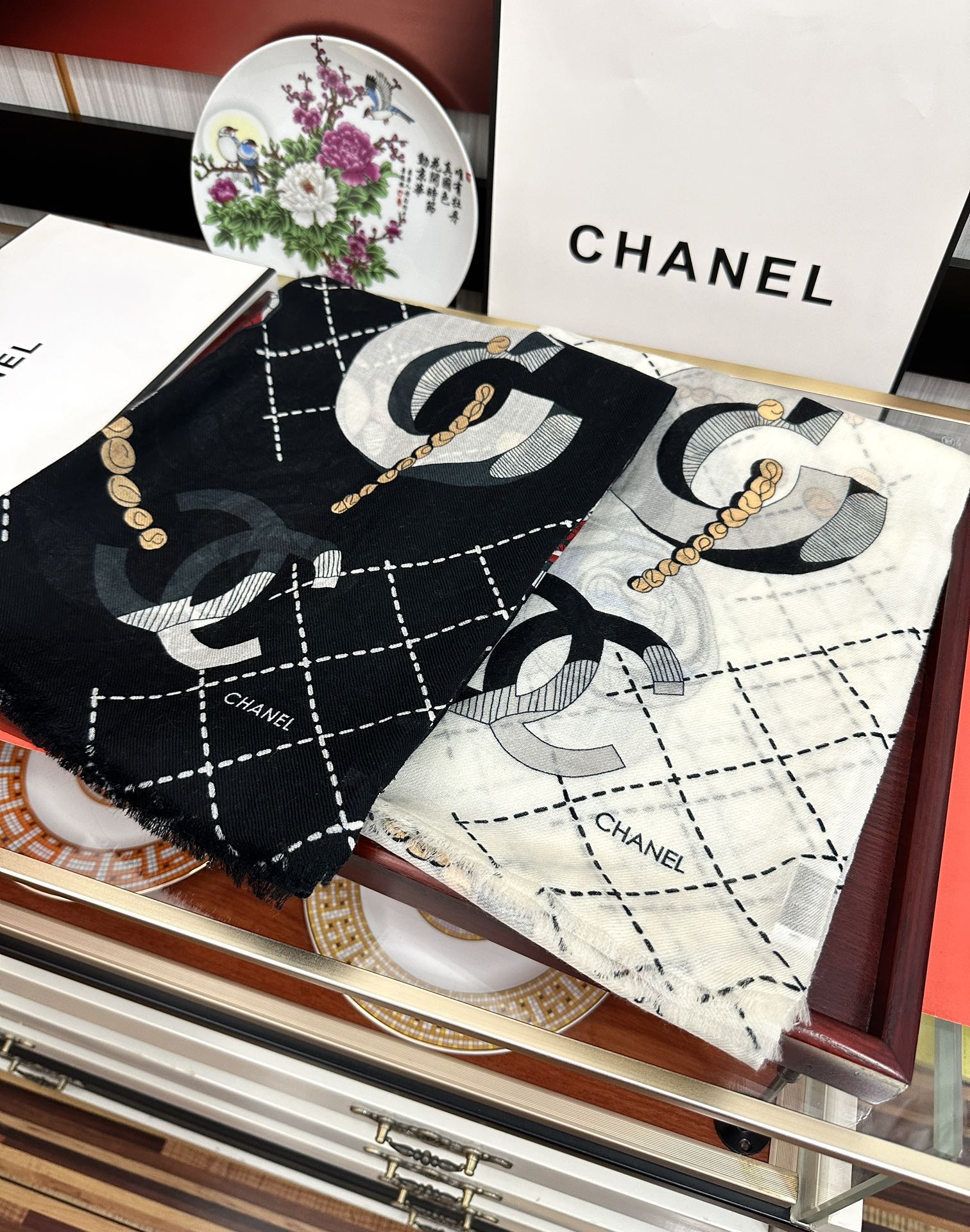 Chanel 上新 小香2025最新款、太美到心动 花朵 无论设计喷绘都是非常到位 细节都可见 高端 VI 绝对值得入手的款