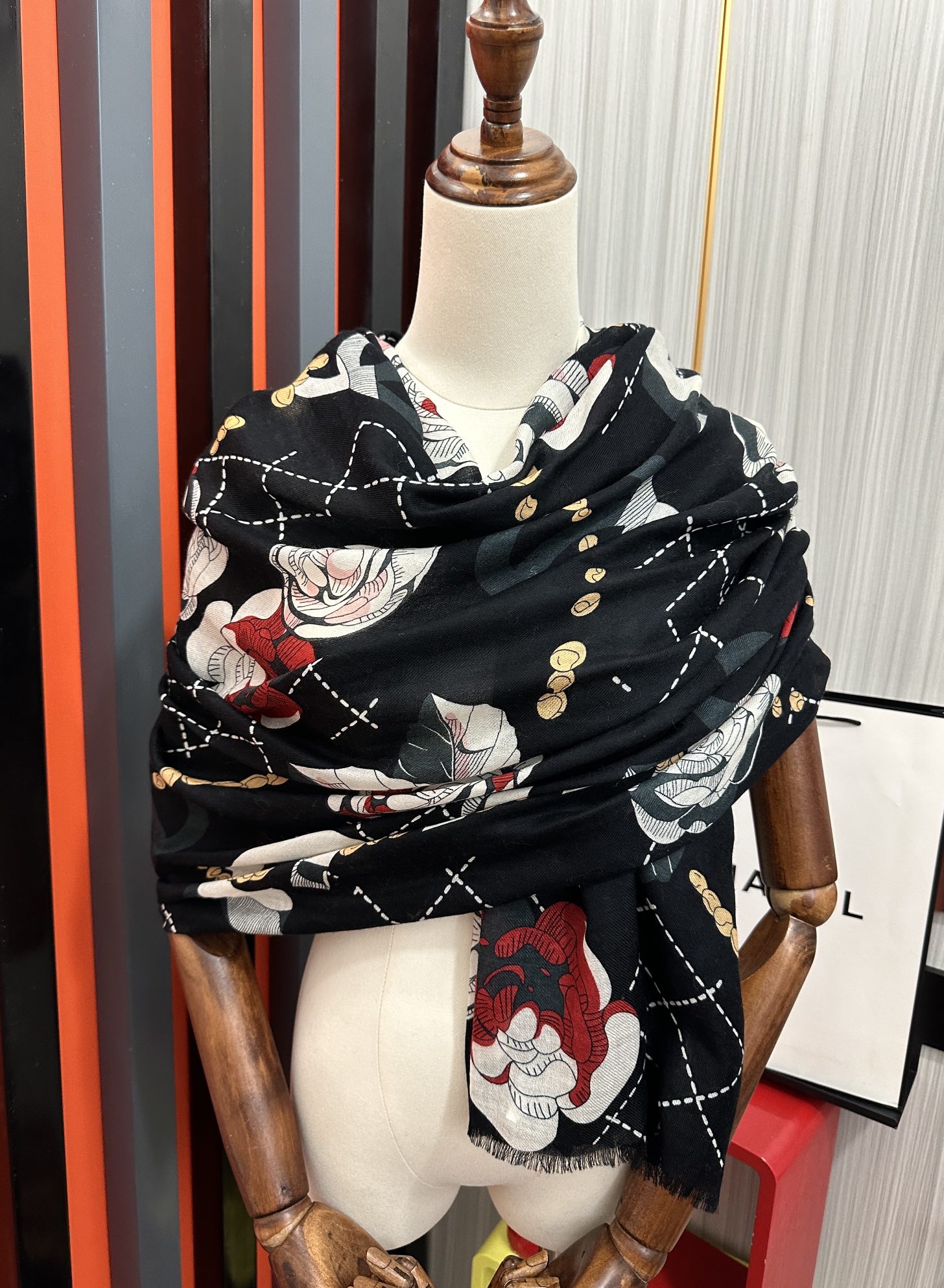 Chanel 上新 小香2025最新款、太美到心动 花朵 无论设计喷绘都是非常到位 细节都可见 高端 VI 绝对值得入手的款