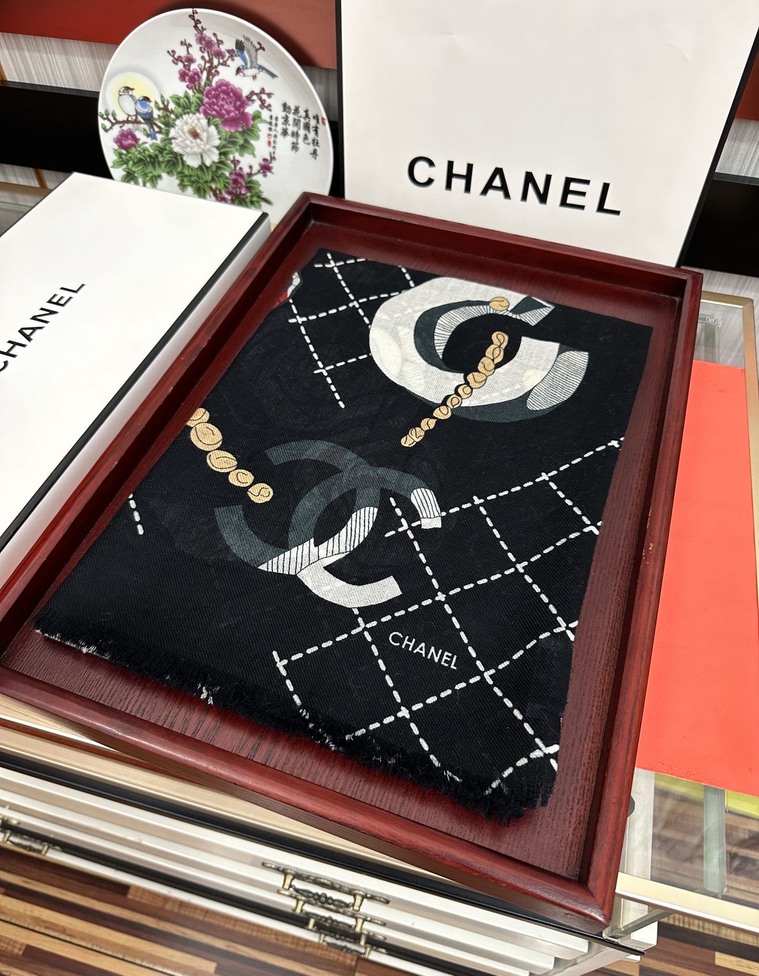 Chanel 上新 小香2025最新款、太美到心动 花朵 无论设计喷绘都是非常到位 细节都可见 高端 VI 绝对值得入手的款