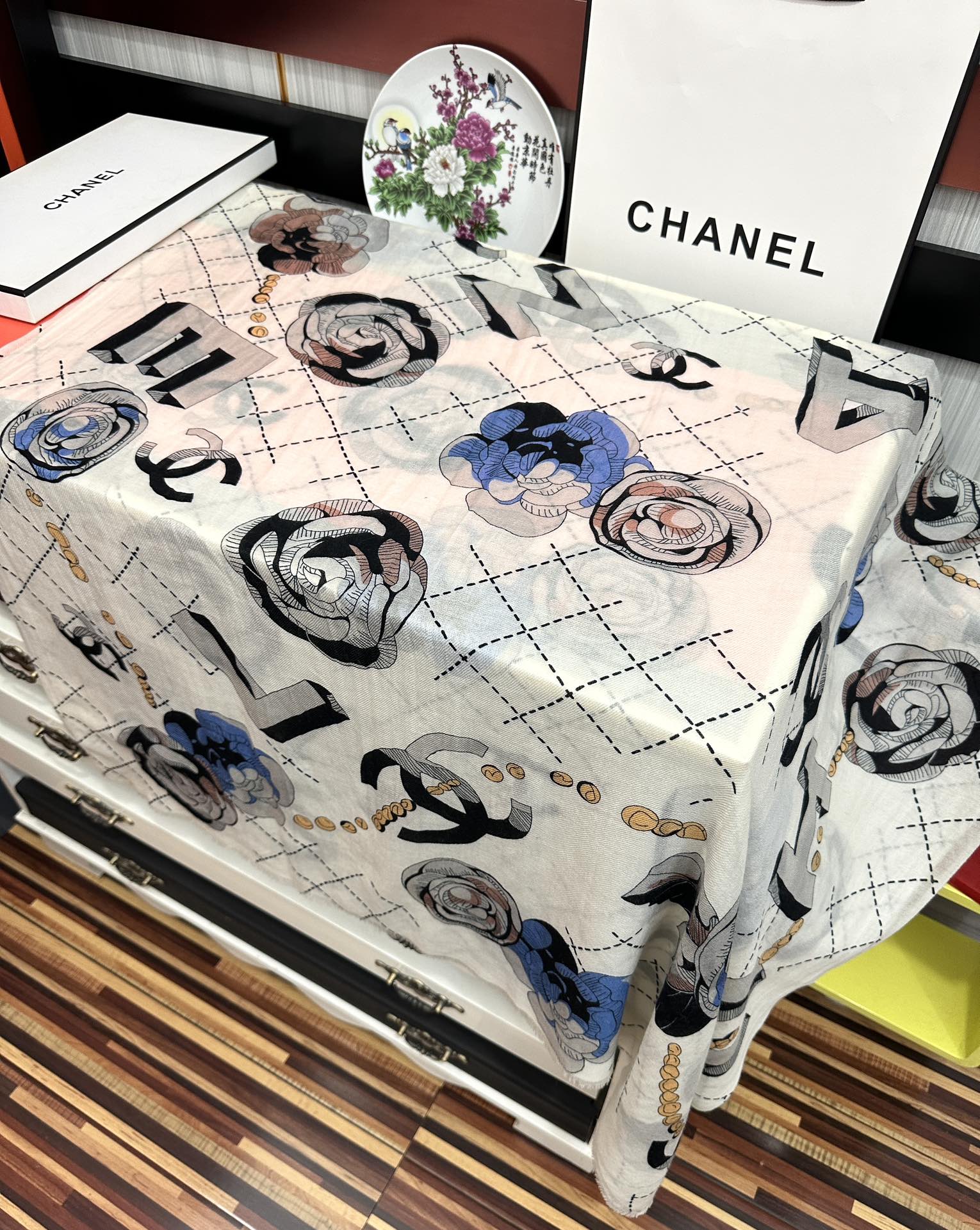 Chanel 上新 小香2025最新款、太美到心动 花朵 无论设计喷绘都是非常到位 细节都可见 高端 VI 绝对值得入手的款