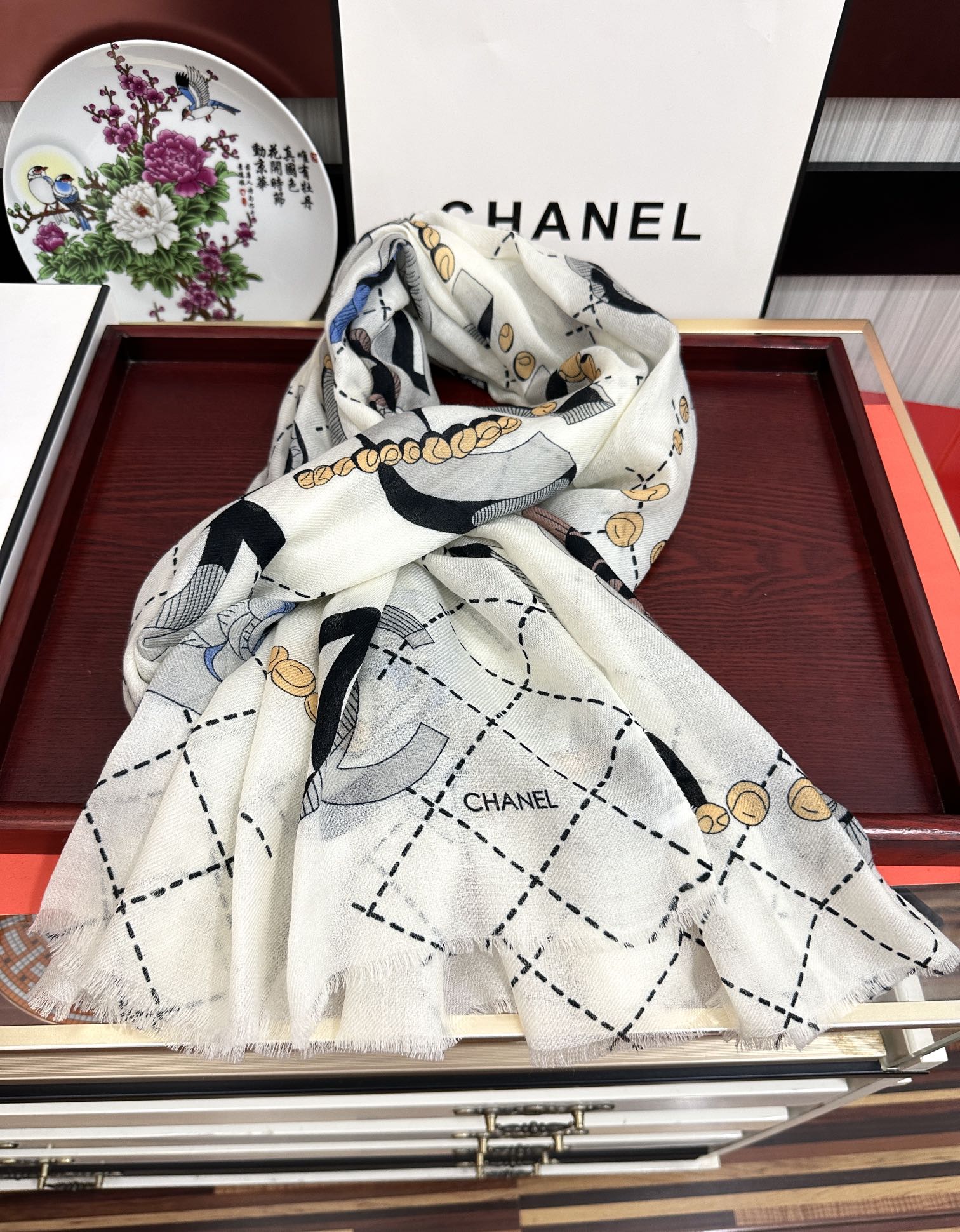 Chanel 上新 小香2025最新款、太美到心动 花朵 无论设计喷绘都是非常到位 细节都可见 高端 VI 绝对值得入手的款