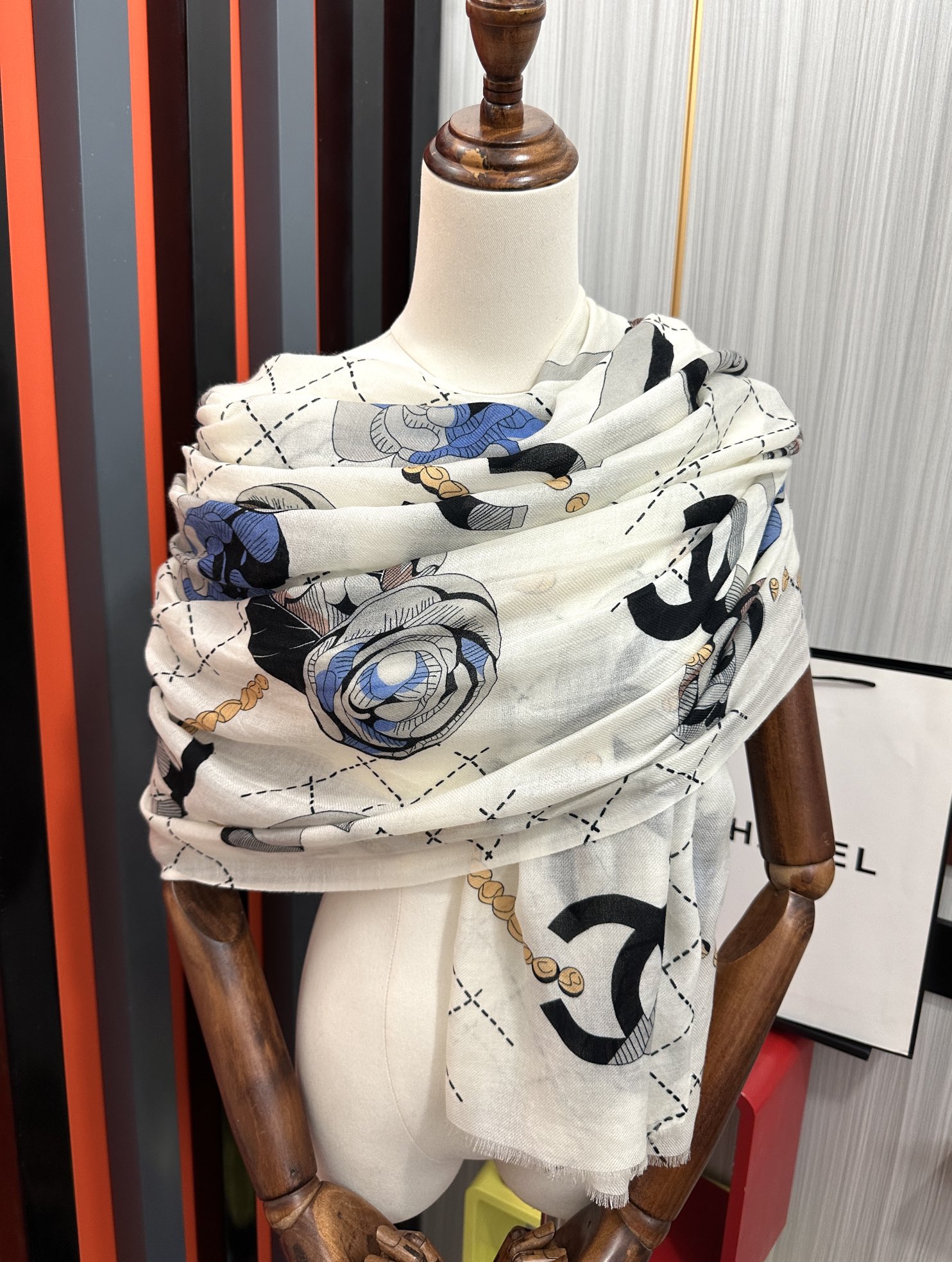 Chanel 上新 小香2025最新款、太美到心动 花朵 无论设计喷绘都是非常到位 细节都可见 高端 VI 绝对值得入手的款