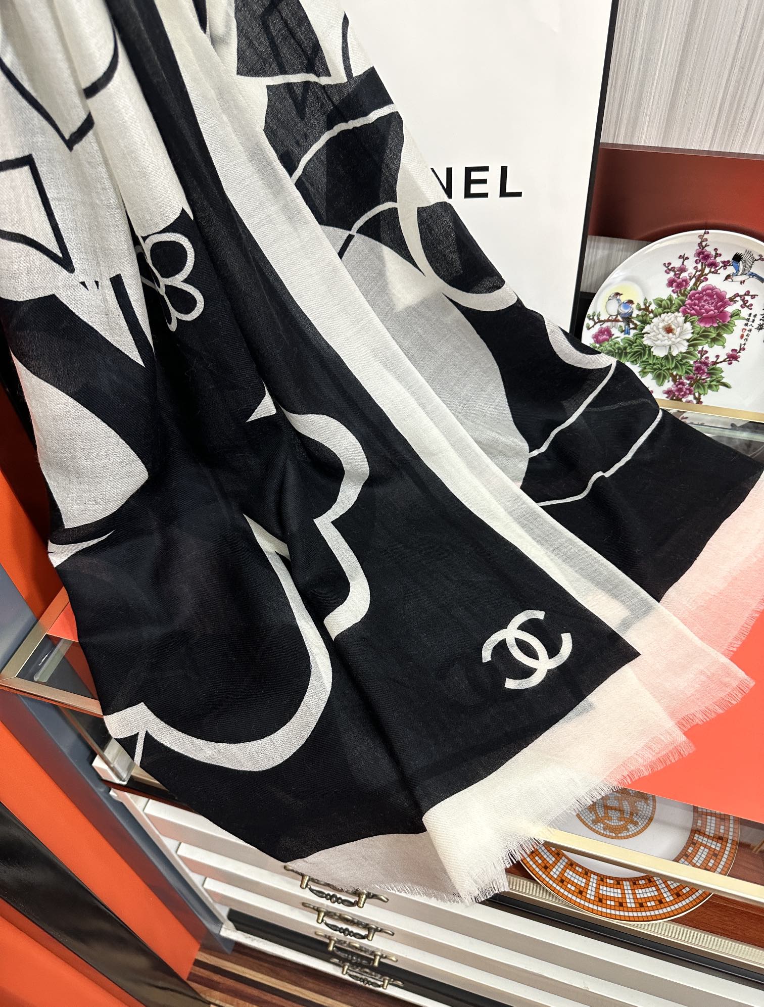 Chanel 上新 小香2025 最新款、太美到心动 【香家双c系列300支羊绒长巾】实物真心美 无论设计喷绘都是非常到位 细节都可见 高端 VI 绝对值得入手的款