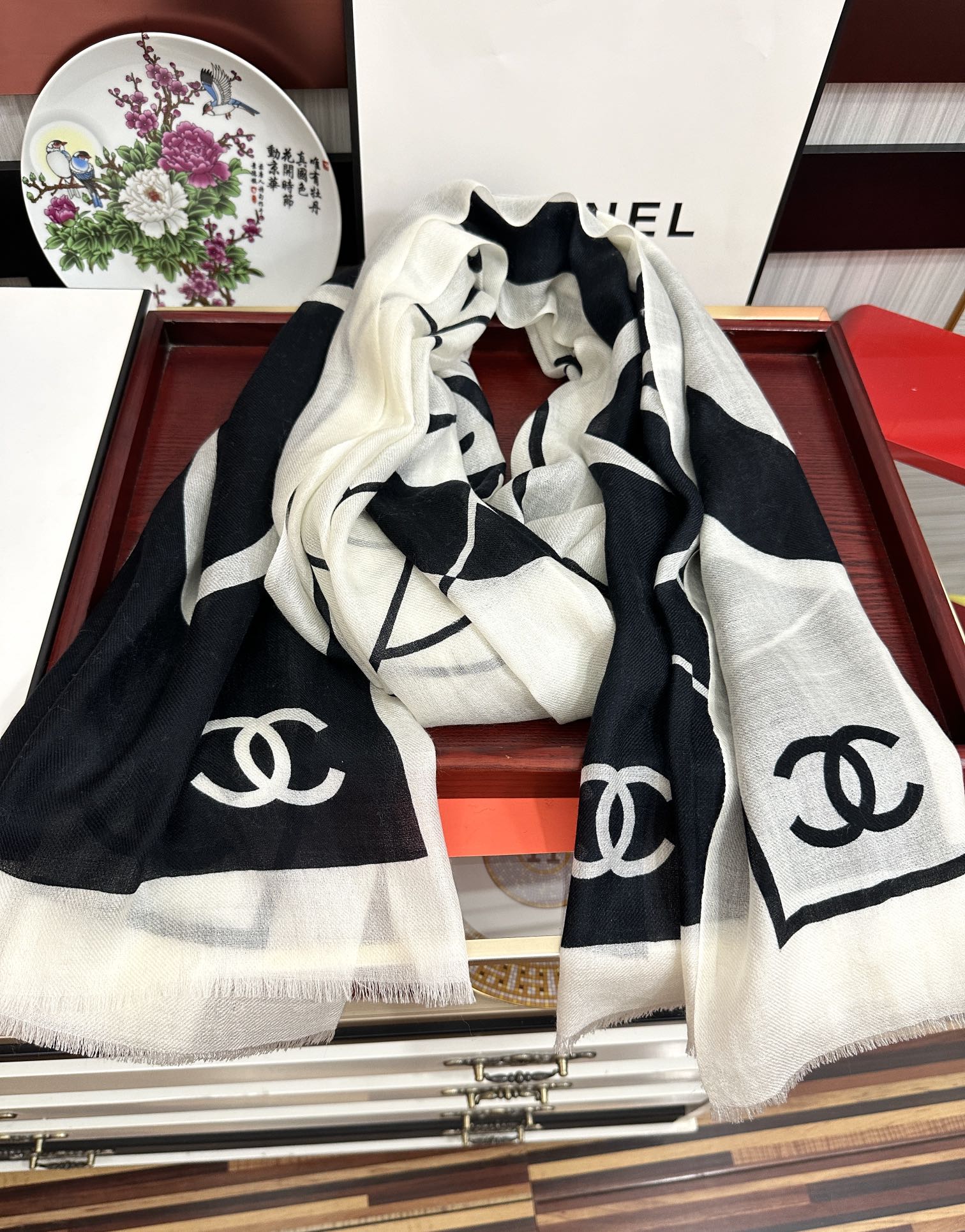 Chanel 上新 小香2025 最新款、太美到心动 【香家双c系列300支羊绒长巾】实物真心美 无论设计喷绘都是非常到位 细节都可见 高端 VI 绝对值得入手的款