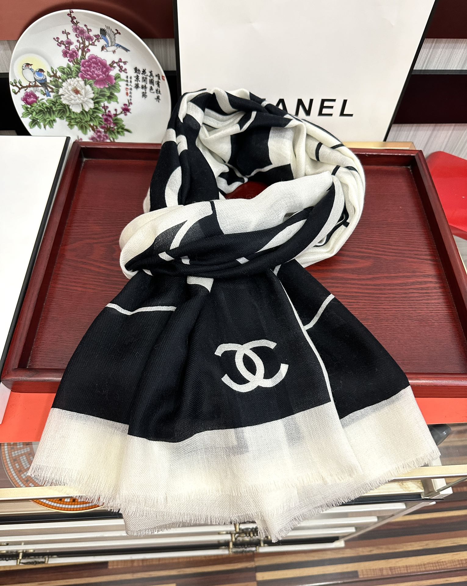 Chanel 上新 小香2025 最新款、太美到心动 【香家双c系列300支羊绒长巾】实物真心美 无论设计喷绘都是非常到位 细节都可见 高端 VI 绝对值得入手的款