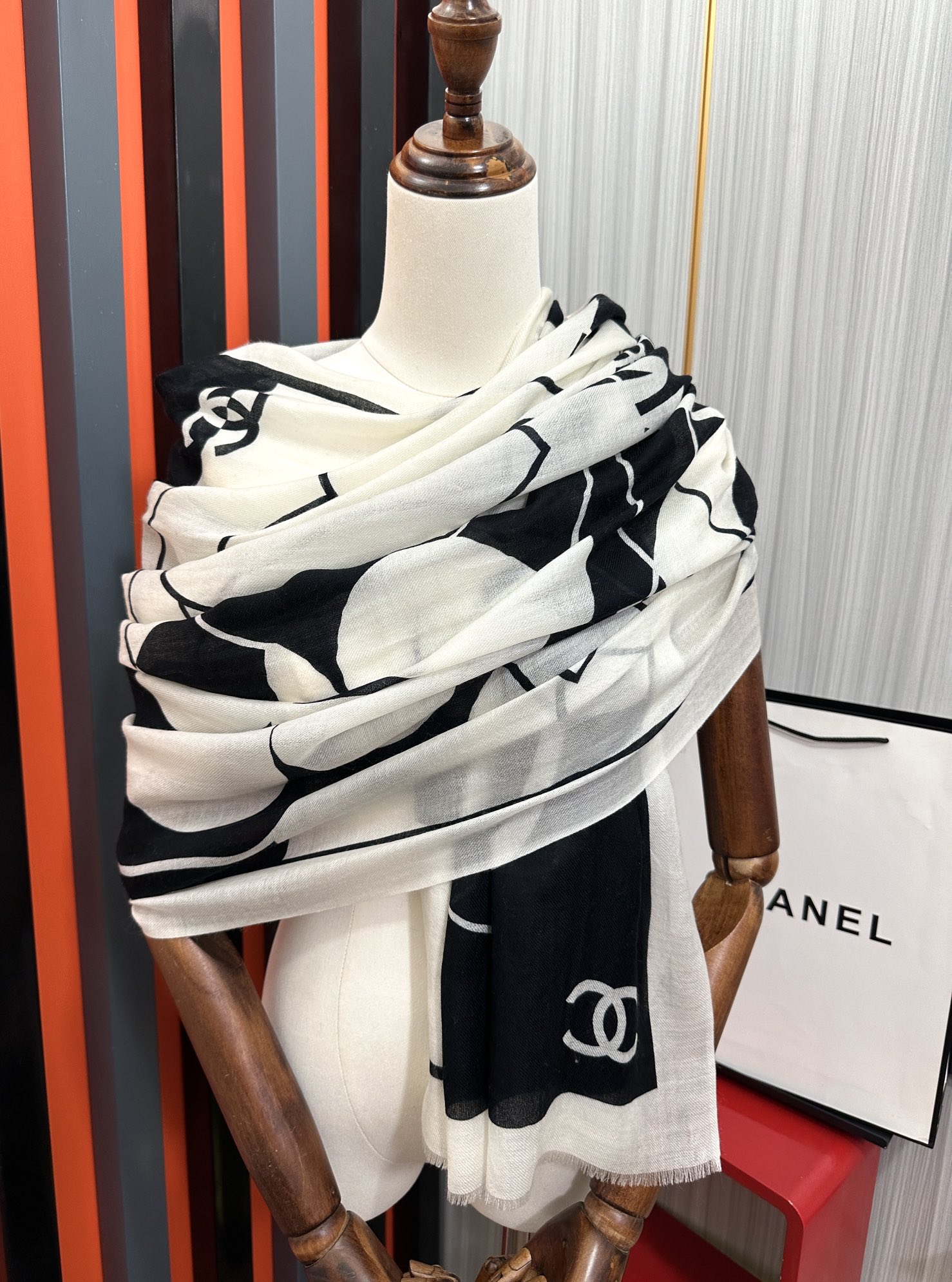 Chanel 上新 小香2025 最新款、太美到心动 【香家双c系列300支羊绒长巾】实物真心美 无论设计喷绘都是非常到位 细节都可见 高端 VI 绝对值得入手的款