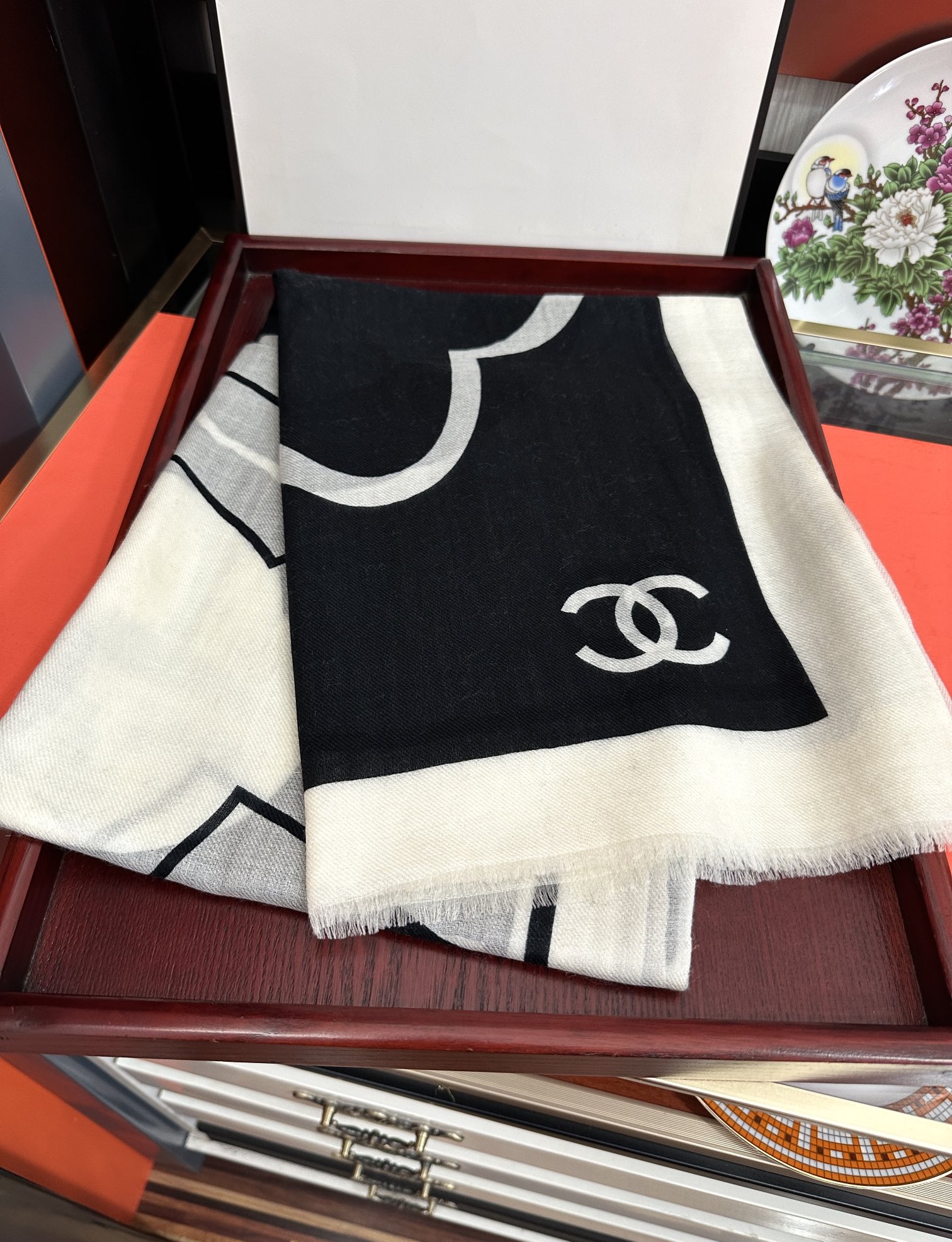 Chanel 上新 小香2025 最新款、太美到心动 【香家双c系列300支羊绒长巾】实物真心美 无论设计喷绘都是非常到位 细节都可见 高端 VI 绝对值得入手的款