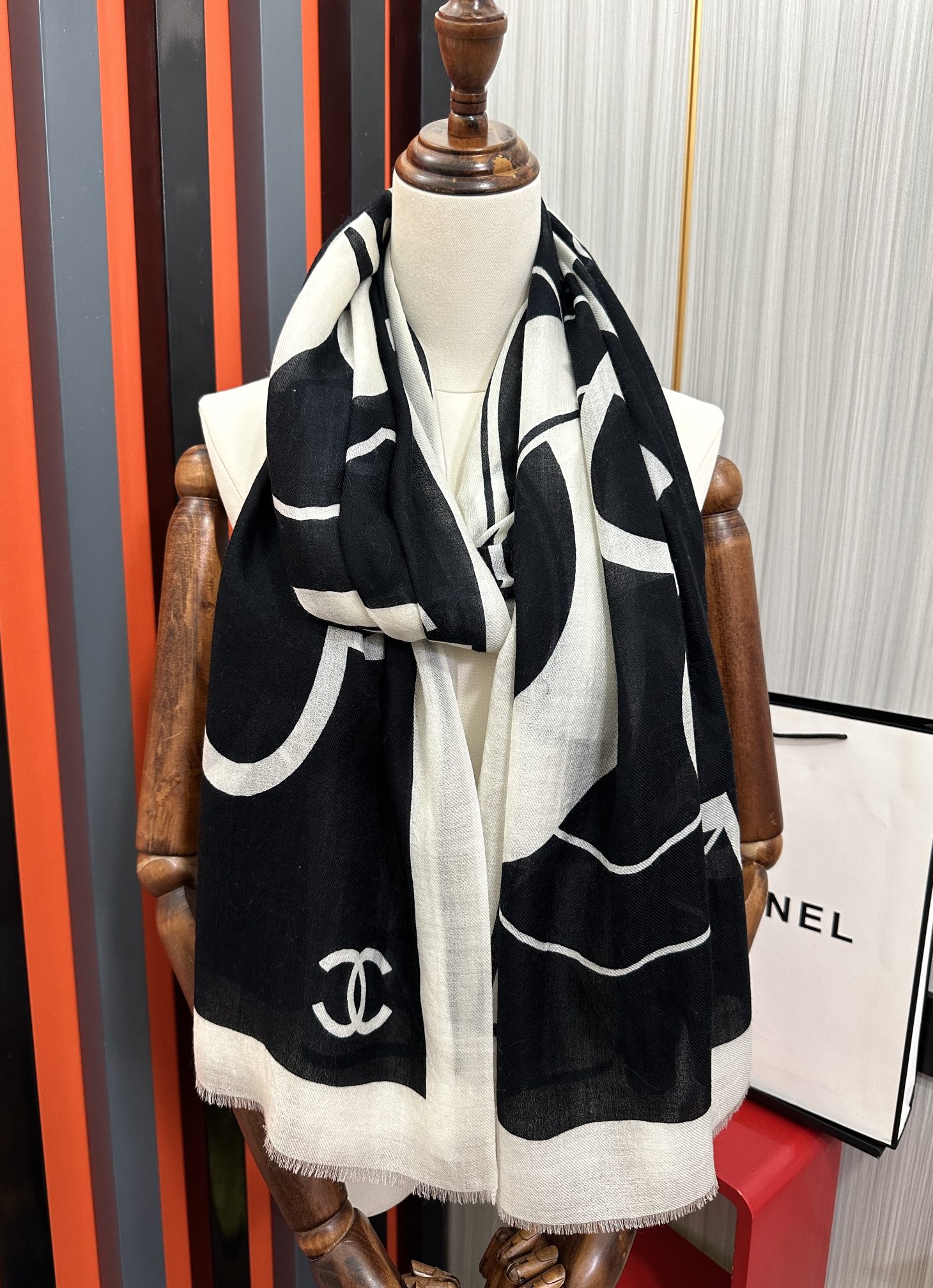 Chanel 上新 小香2025 最新款、太美到心动 【香家双c系列300支羊绒长巾】实物真心美 无论设计喷绘都是非常到位 细节都可见 高端 VI 绝对值得入手的款