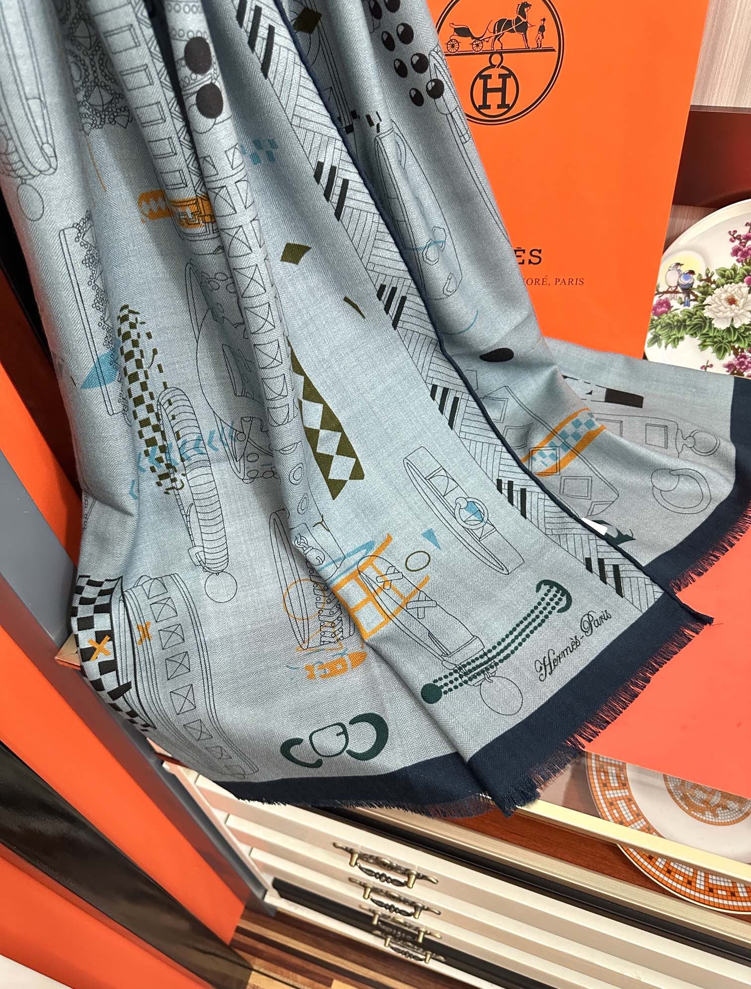 Hermès 2050双面同色印花 四季都可以用真心美的让人非常非上身效果简直美翻了 品质非常完美 整个围巾给人气场的同时又非常 秀丽 绝对值得入手的新款 实物一拿到就会庆幸自己是女人的绝美好货 尺寸：65x185