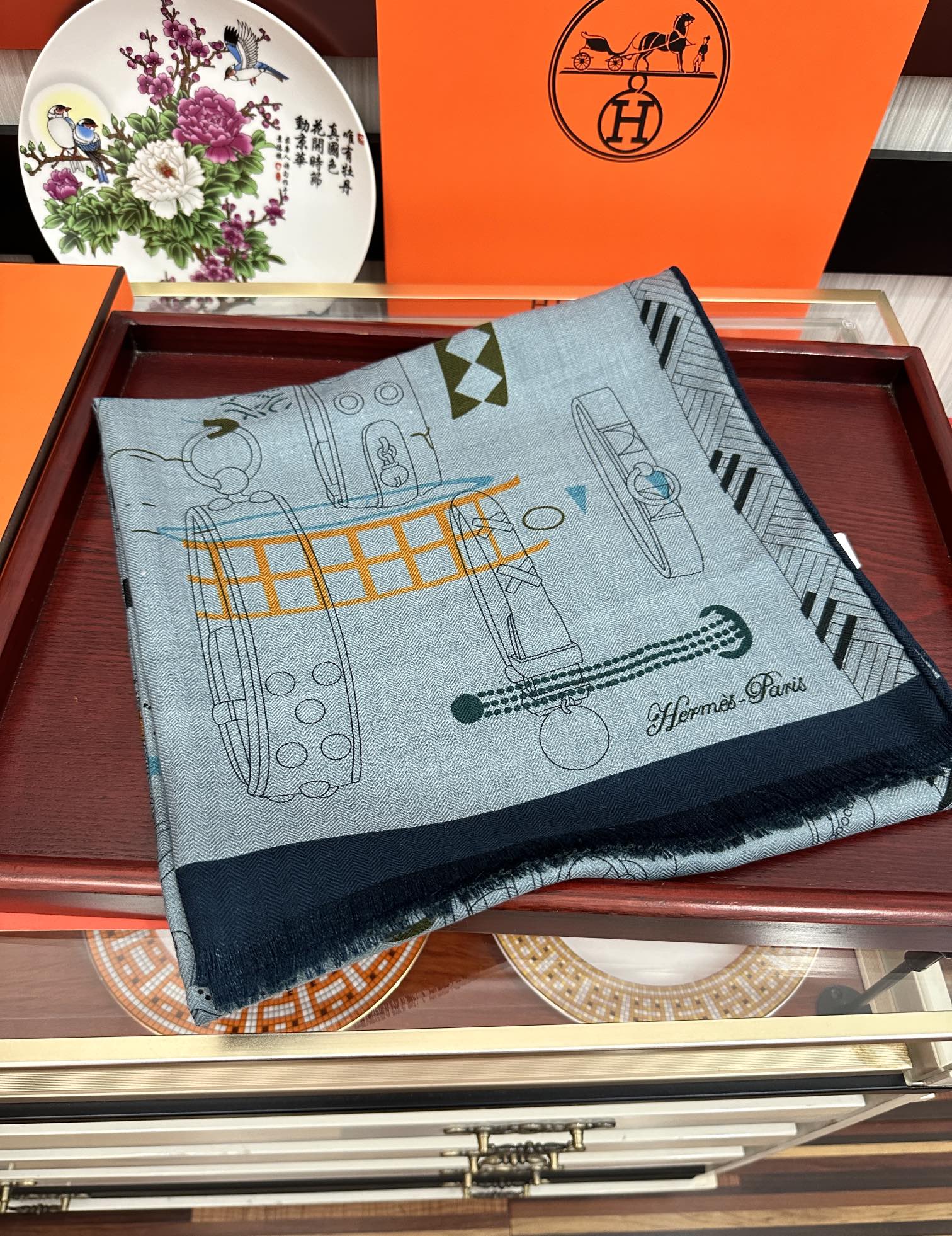Hermès 2050双面同色印花 四季都可以用真心美的让人非常非上身效果简直美翻了 品质非常完美 整个围巾给人气场的同时又非常 秀丽 绝对值得入手的新款 实物一拿到就会庆幸自己是女人的绝美好货 尺寸：65x185