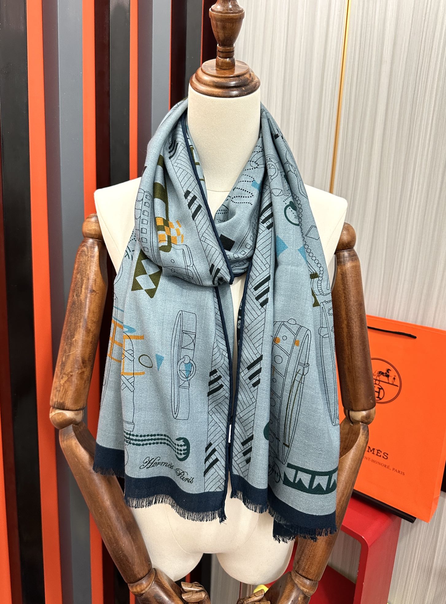 Hermès 2050双面同色印花 四季都可以用真心美的让人非常非上身效果简直美翻了 品质非常完美 整个围巾给人气场的同时又非常 秀丽 绝对值得入手的新款 实物一拿到就会庆幸自己是女人的绝美好货 尺寸：65x185