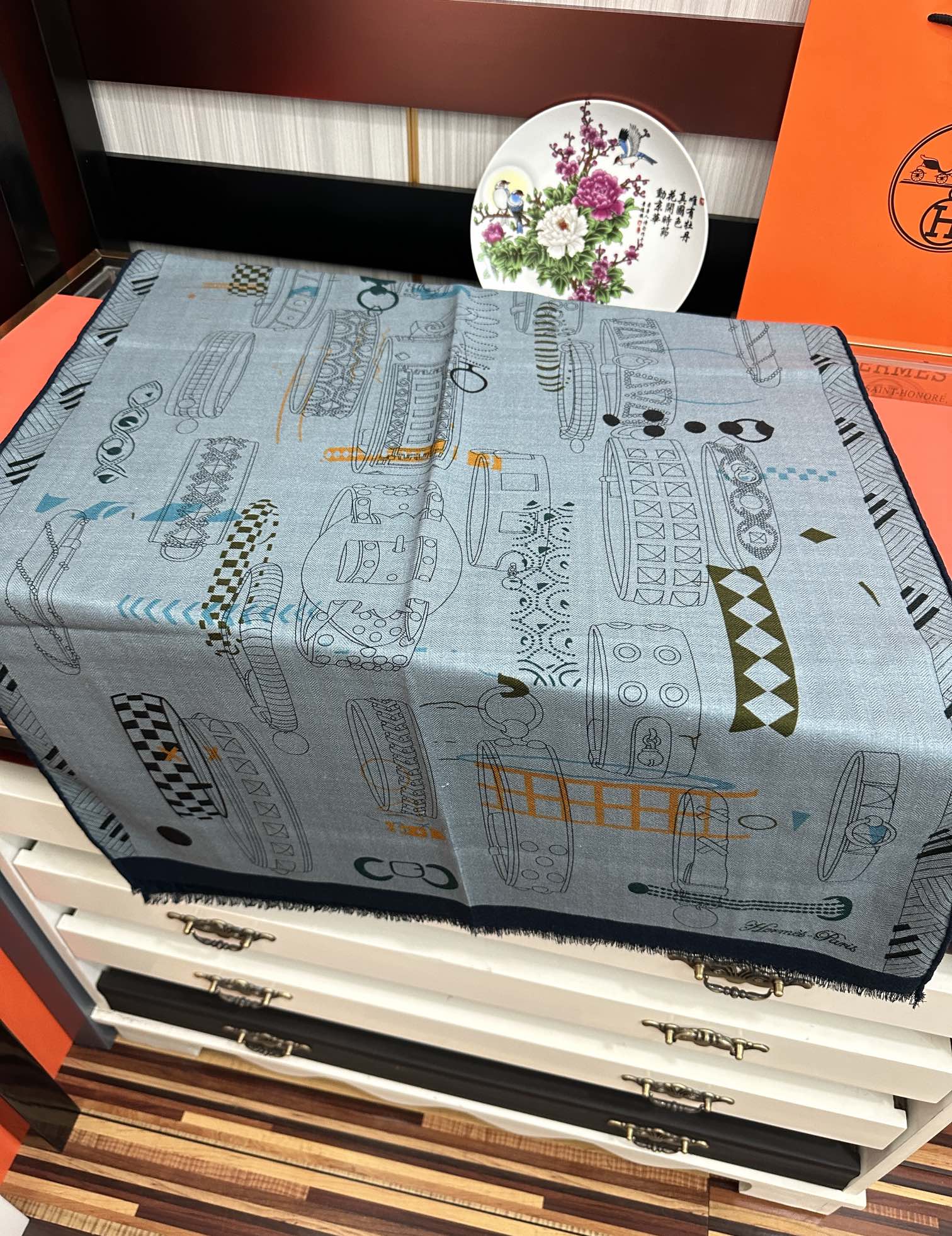 Hermès 2050双面同色印花 四季都可以用真心美的让人非常非上身效果简直美翻了 品质非常完美 整个围巾给人气场的同时又非常 秀丽 绝对值得入手的新款 实物一拿到就会庆幸自己是女人的绝美好货 尺寸：65x185