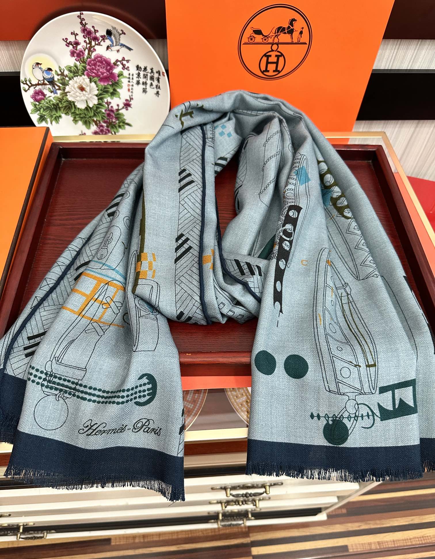 Hermès 2050双面同色印花 四季都可以用真心美的让人非常非上身效果简直美翻了 品质非常完美 整个围巾给人气场的同时又非常 秀丽 绝对值得入手的新款 实物一拿到就会庆幸自己是女人的绝美好货 尺寸：65x185