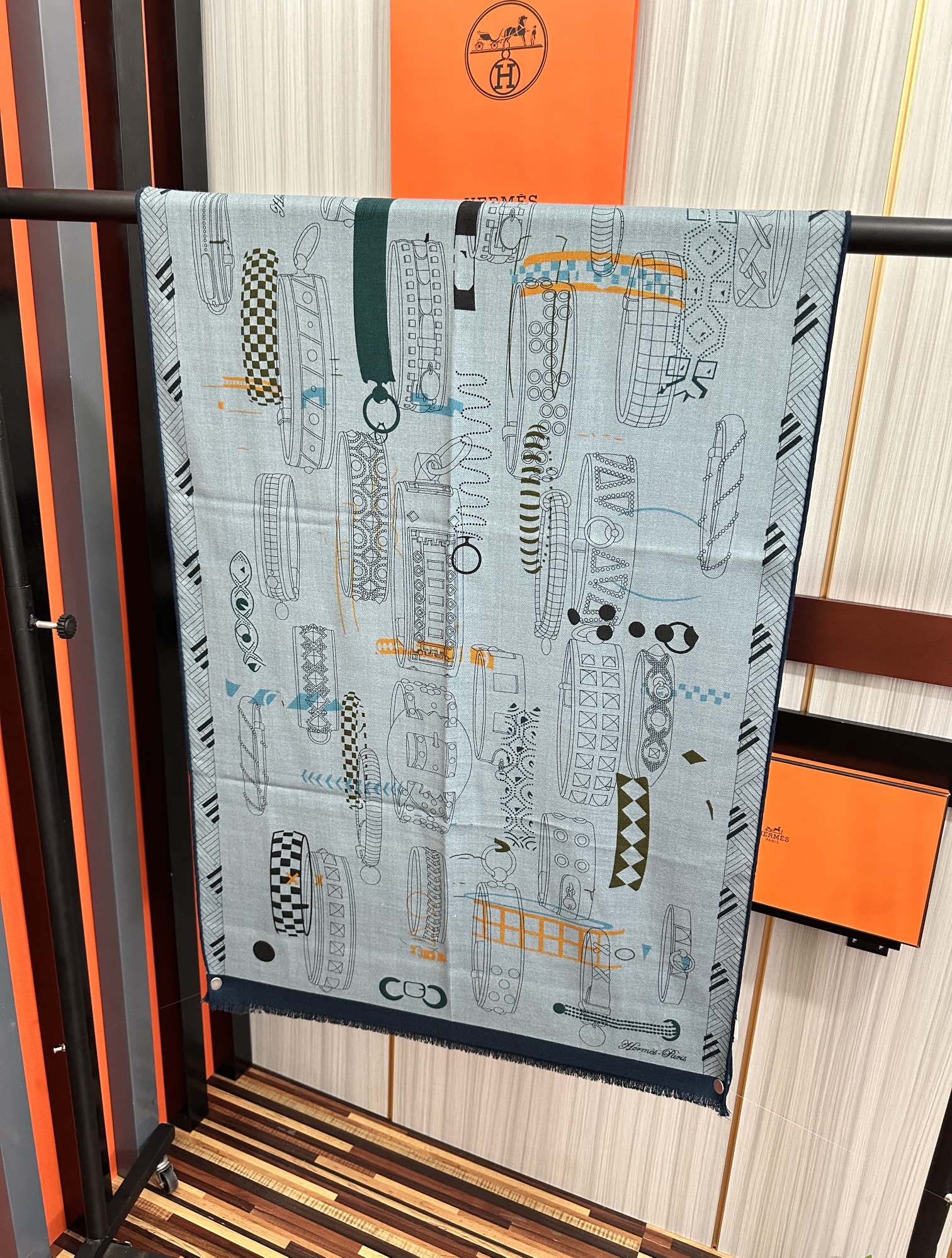 Hermès 2050双面同色印花 四季都可以用真心美的让人非常非上身效果简直美翻了 品质非常完美 整个围巾给人气场的同时又非常 秀丽 绝对值得入手的新款 实物一拿到就会庆幸自己是女人的绝美好货 尺寸：65x185