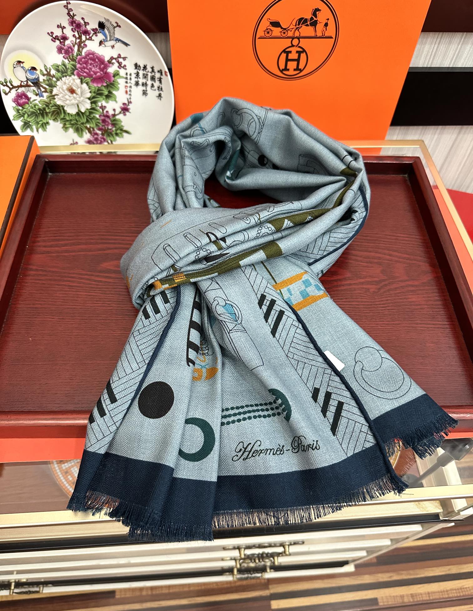 Hermès 2050双面同色印花 四季都可以用真心美的让人非常非上身效果简直美翻了 品质非常完美 整个围巾给人气场的同时又非常 秀丽 绝对值得入手的新款 实物一拿到就会庆幸自己是女人的绝美好货 尺寸：65x185