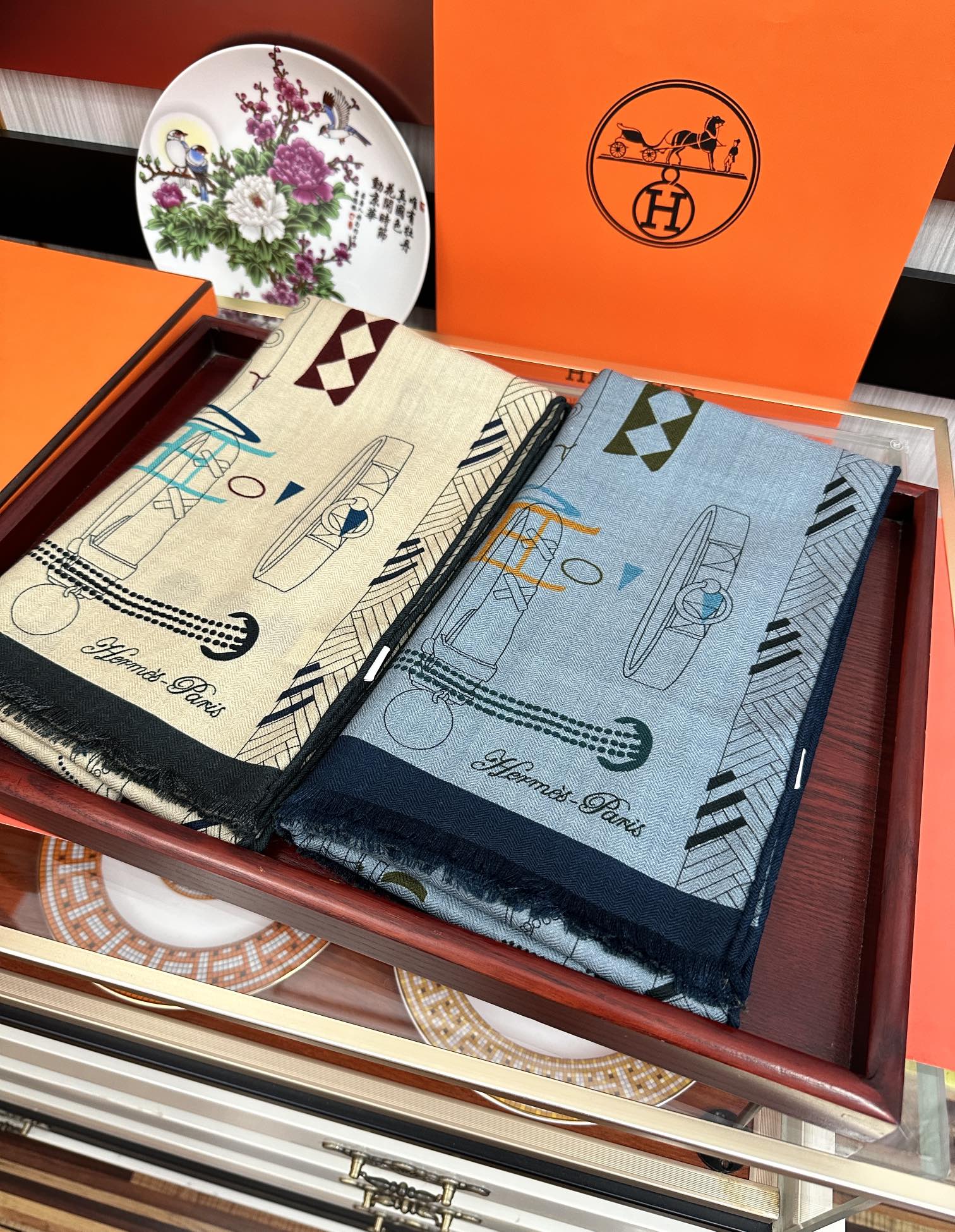 Hermès 2050双面同色印花 四季都可以用真心美的让人非常非上身效果简直美翻了 品质非常完美 整个围巾给人气场的同时又非常 秀丽 绝对值得入手的新款 实物一拿到就会庆幸自己是女人的绝美好货 尺寸：65x185