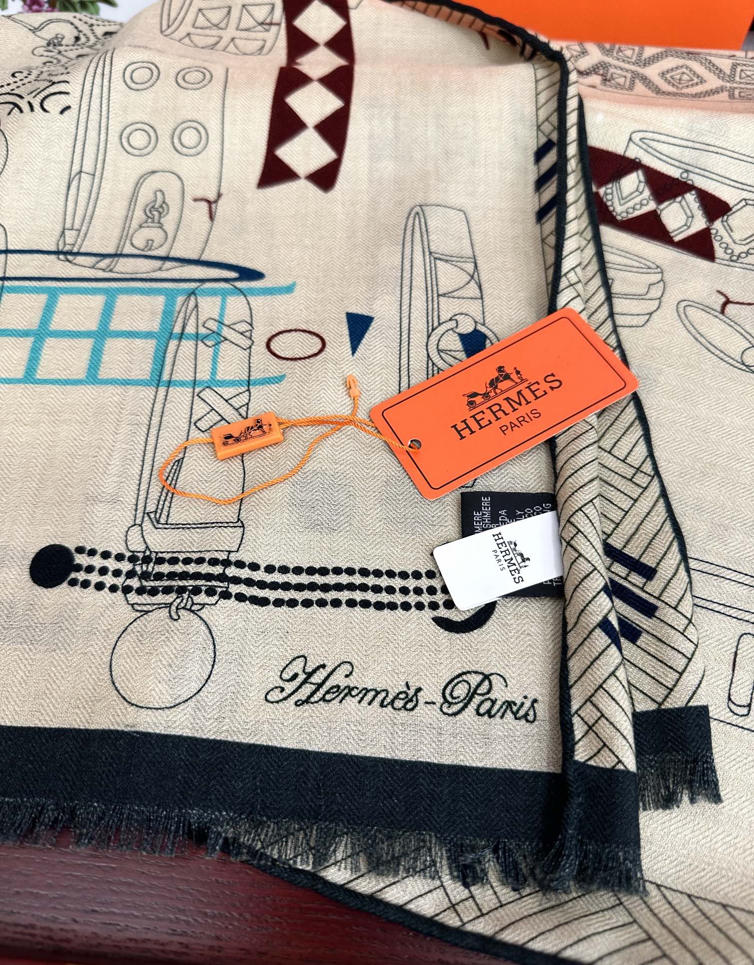 Hermès 2050双面同色印花 四季都可以用真心美的让人非常非上身效果简直美翻了 品质非常完美 整个围巾给人气场的同时又非常 秀丽 绝对值得入手的新款 实物一拿到就会庆幸自己是女人的绝美好货 尺寸：65x185