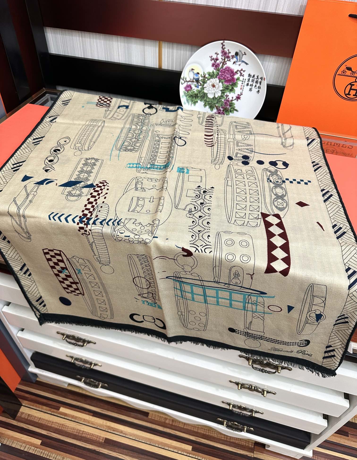Hermès 2050双面同色印花 四季都可以用真心美的让人非常非上身效果简直美翻了 品质非常完美 整个围巾给人气场的同时又非常 秀丽 绝对值得入手的新款 实物一拿到就会庆幸自己是女人的绝美好货 尺寸：65x185