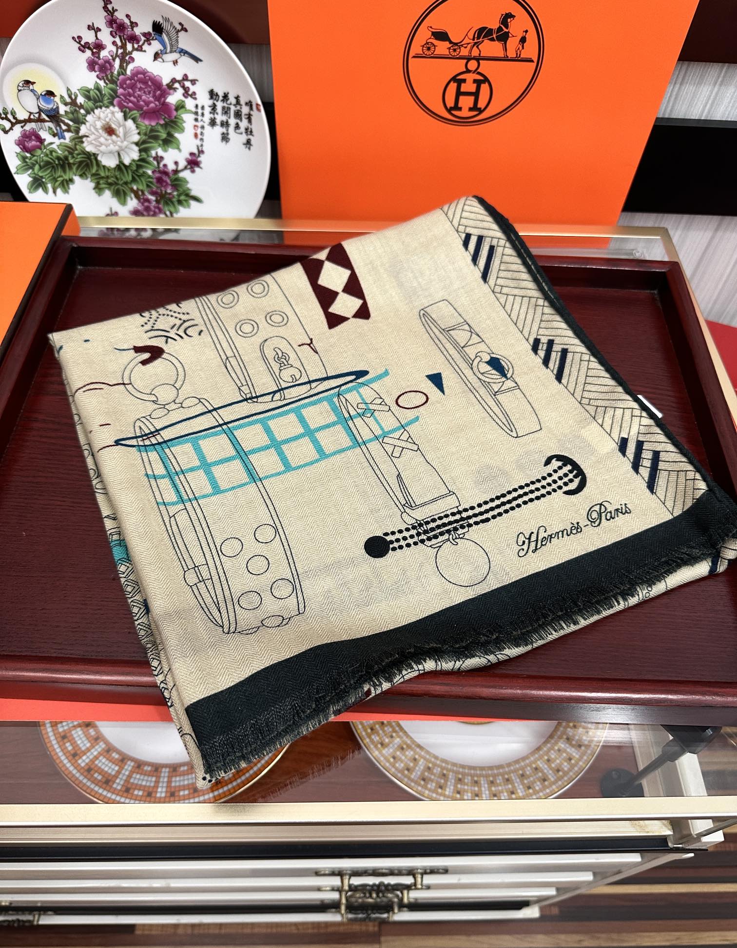 Hermès 2050双面同色印花 四季都可以用真心美的让人非常非上身效果简直美翻了 品质非常完美 整个围巾给人气场的同时又非常 秀丽 绝对值得入手的新款 实物一拿到就会庆幸自己是女人的绝美好货 尺寸：65x185