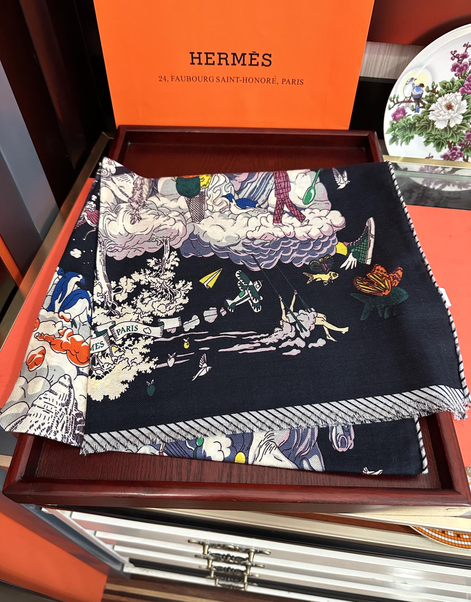 Hermès 爱马仕 2025双面同色海浪 品质非常完美 整个围巾给人气场的同时又非常 秀丽 绝对值得入手的新款 实物一拿到就会庆幸自己是女人的绝美好货 尺寸：65x185