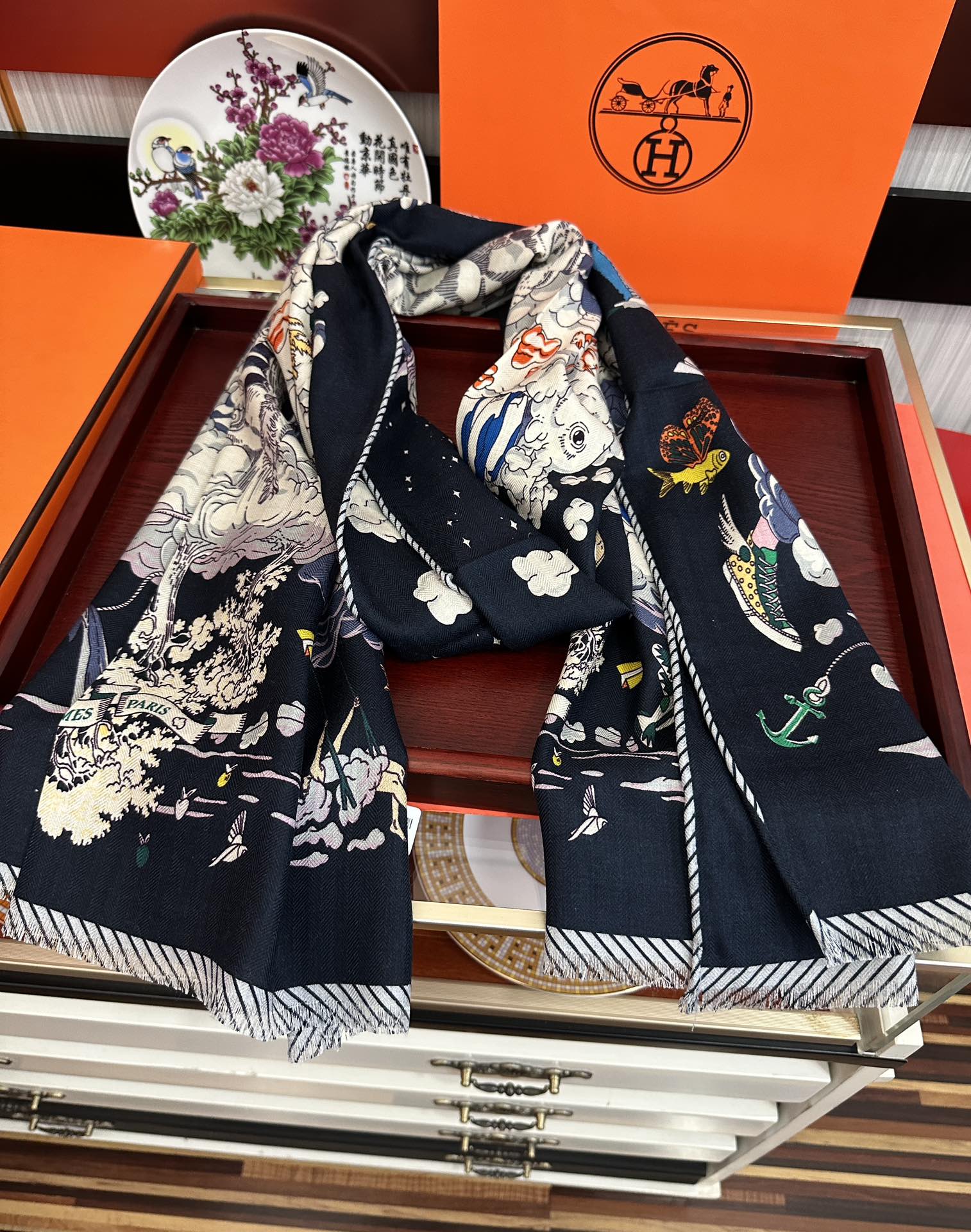 Hermès 爱马仕 2025双面同色海浪 品质非常完美 整个围巾给人气场的同时又非常 秀丽 绝对值得入手的新款 实物一拿到就会庆幸自己是女人的绝美好货 尺寸：65x185