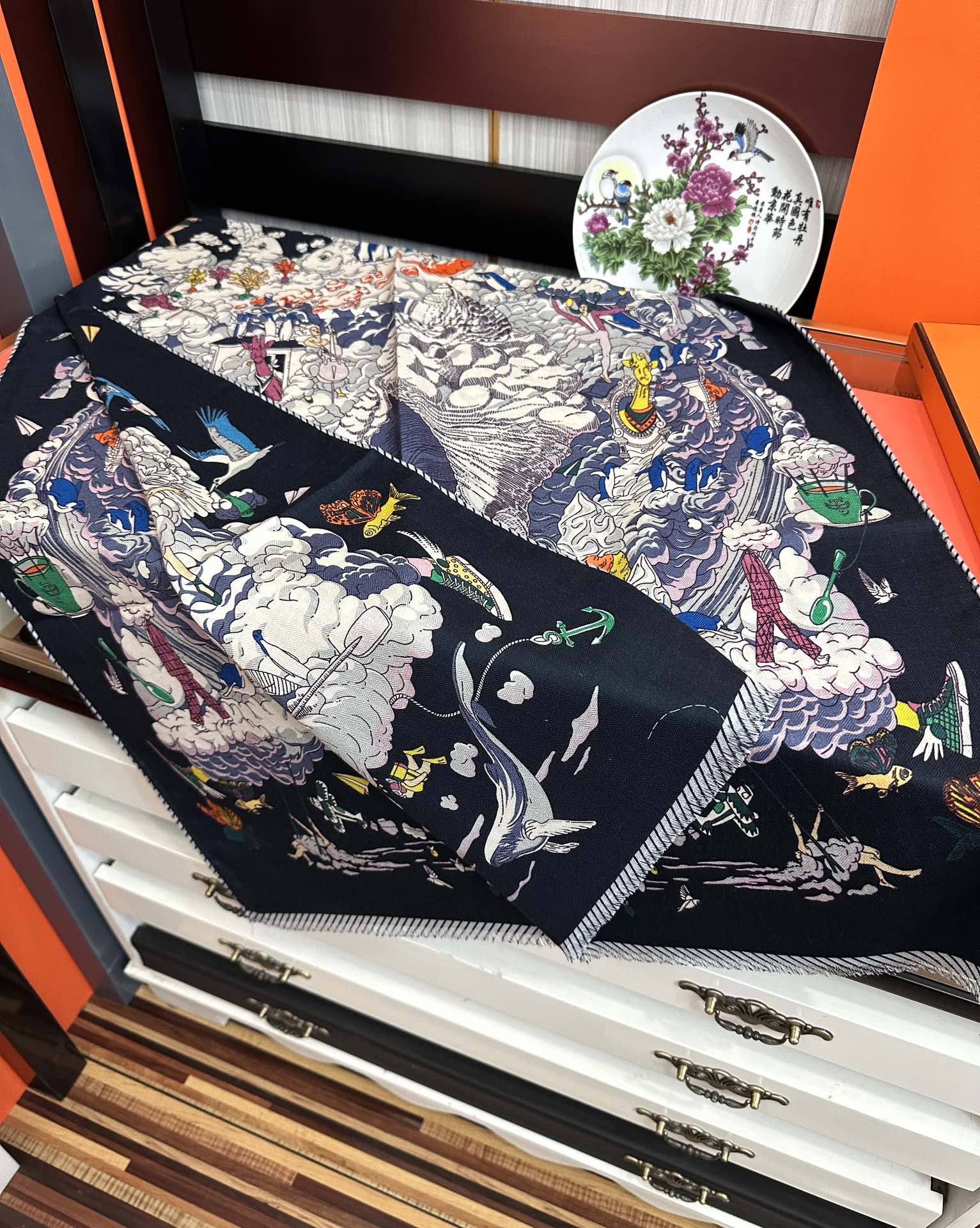 Hermès 爱马仕 2025双面同色海浪 品质非常完美 整个围巾给人气场的同时又非常 秀丽 绝对值得入手的新款 实物一拿到就会庆幸自己是女人的绝美好货 尺寸：65x185