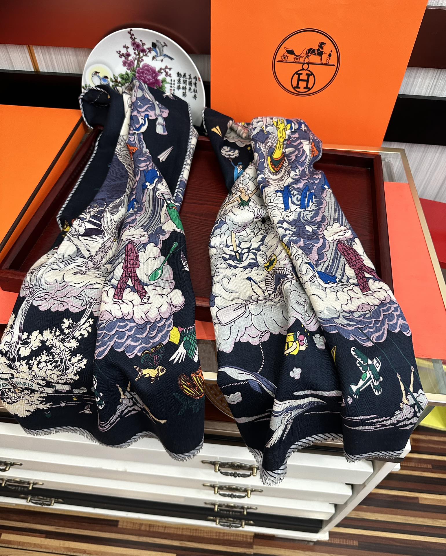 Hermès 爱马仕 2025双面同色海浪 品质非常完美 整个围巾给人气场的同时又非常 秀丽 绝对值得入手的新款 实物一拿到就会庆幸自己是女人的绝美好货 尺寸：65x185