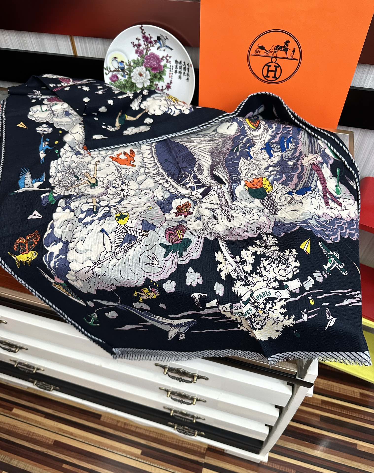 Hermès 爱马仕 2025双面同色海浪 品质非常完美 整个围巾给人气场的同时又非常 秀丽 绝对值得入手的新款 实物一拿到就会庆幸自己是女人的绝美好货 尺寸：65x185