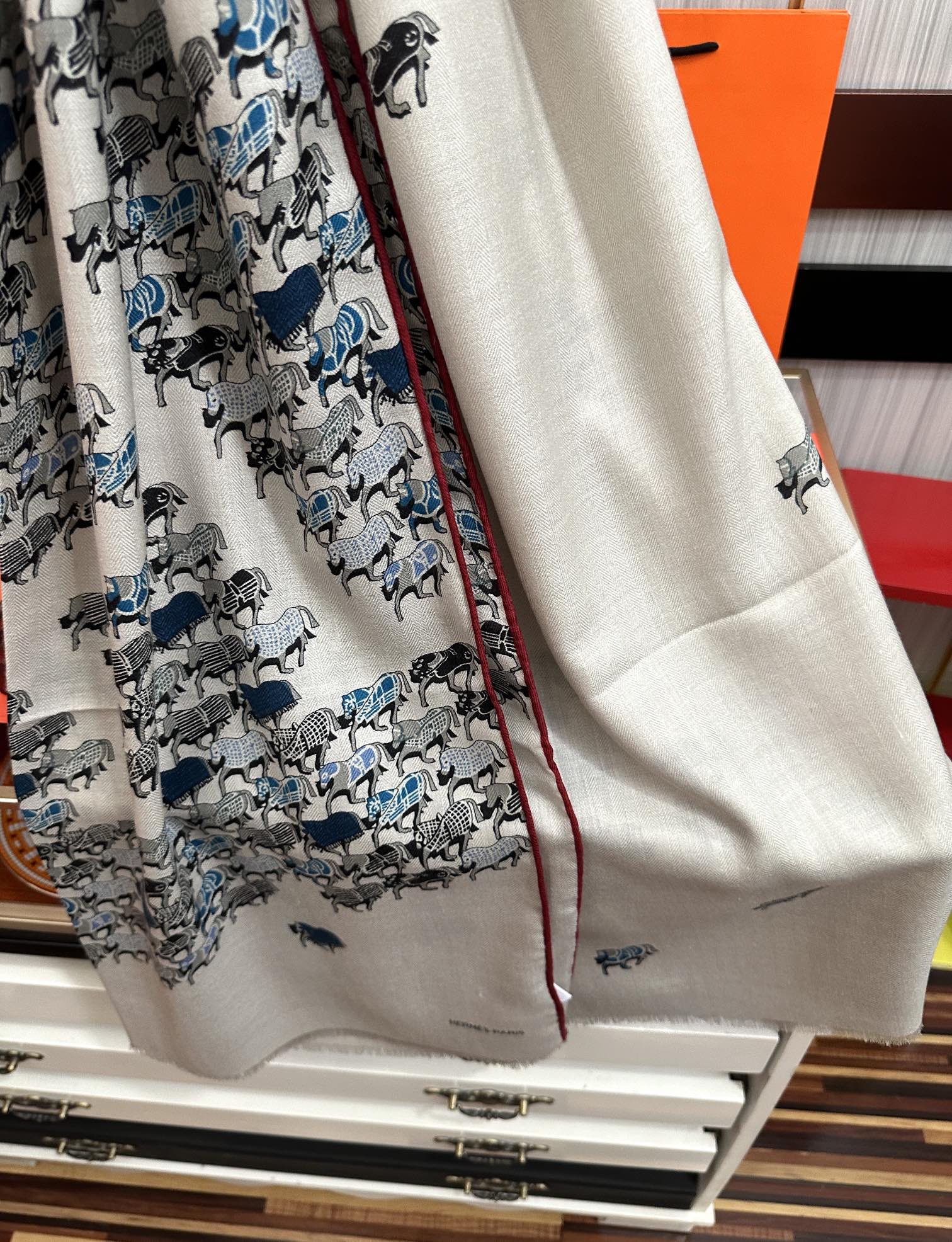 Hermès 爱马仕 2050【双面同色小马跳跃】太美了 下手一定要快 四季都可以用 真心美的让人非常非上身效果简直美翻了 品质非常完美 整个围巾给人气场的同时又非常 秀丽 绝对值得入手的新款 实物一拿到就会庆幸自己是女人的绝美好货 尺寸：65x185