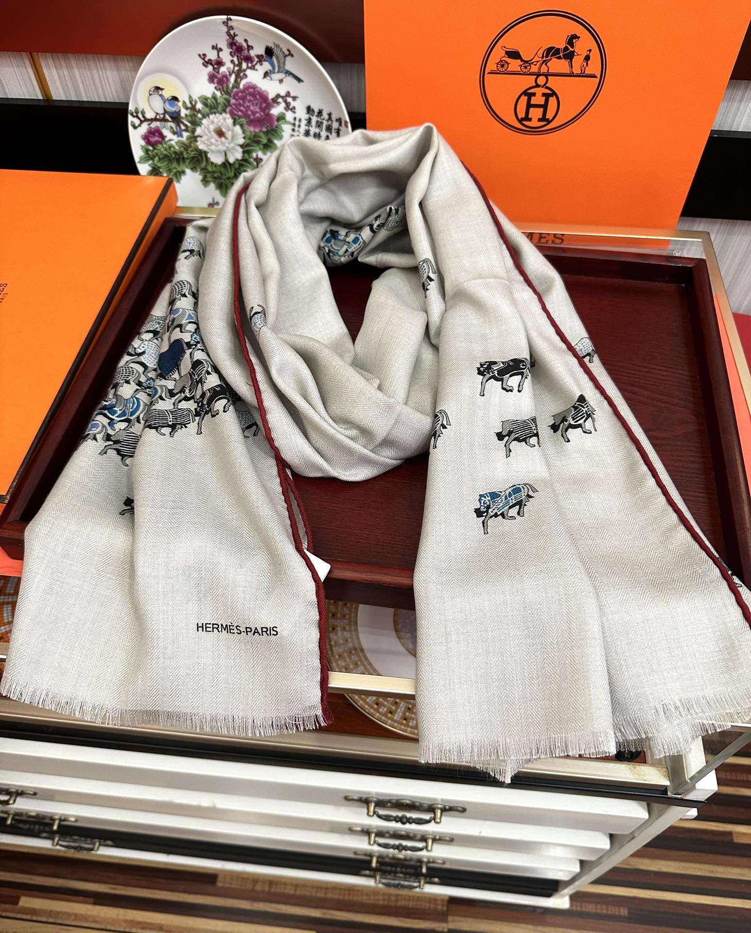 Hermès 爱马仕 2050【双面同色小马跳跃】太美了 下手一定要快 四季都可以用 真心美的让人非常非上身效果简直美翻了 品质非常完美 整个围巾给人气场的同时又非常 秀丽 绝对值得入手的新款 实物一拿到就会庆幸自己是女人的绝美好货 尺寸：65x185