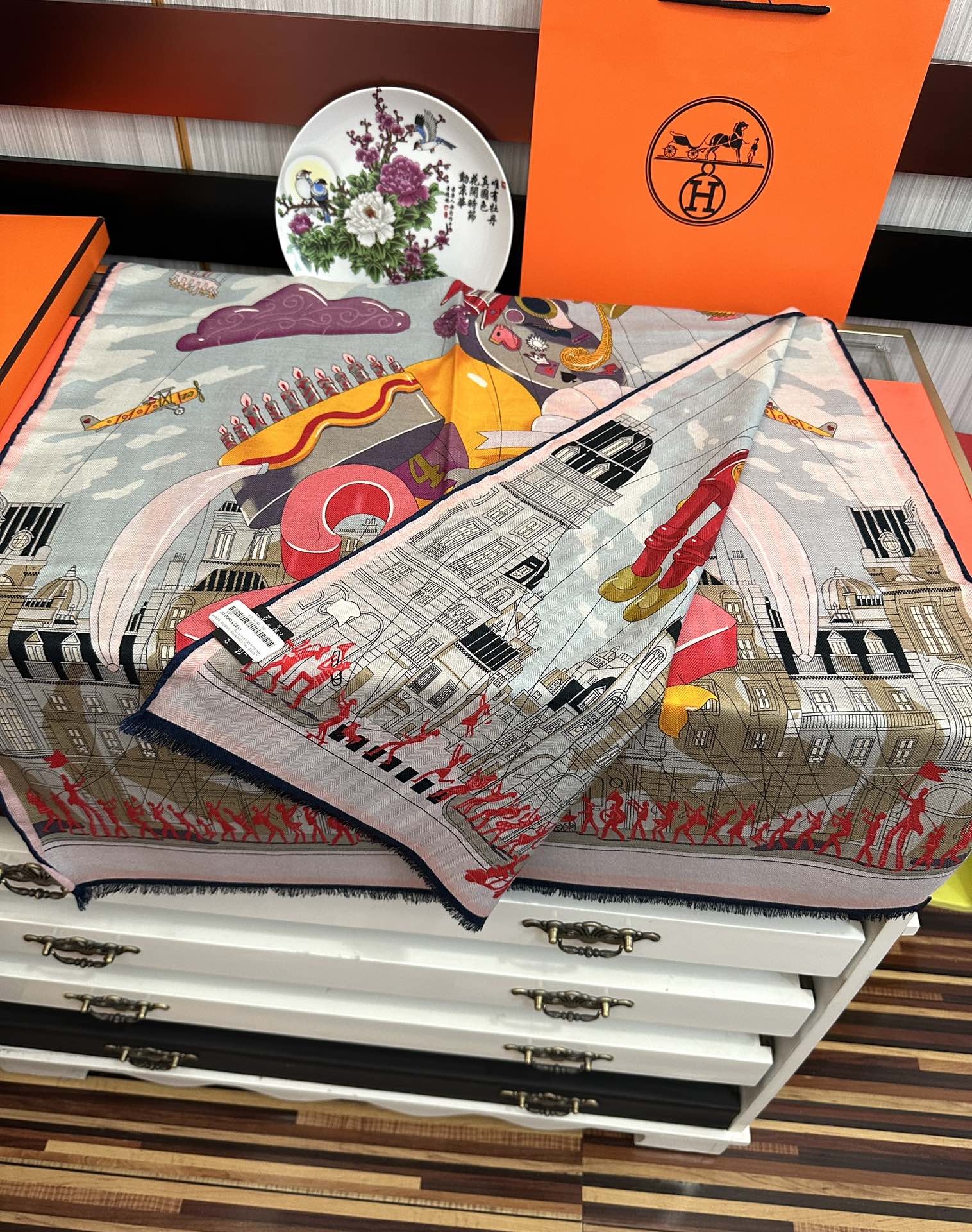 Hermès 爱马仕 2050【双面同色】太美了 下手一定要快 四季都可以用 真心美的让人非常非上身效果简直美翻了 品质非常完美 整个围巾给人气场的同时又非常 秀丽 绝对值得入手的新款 实物一拿到就会庆幸自己是女人的绝美好货 尺寸：65x185