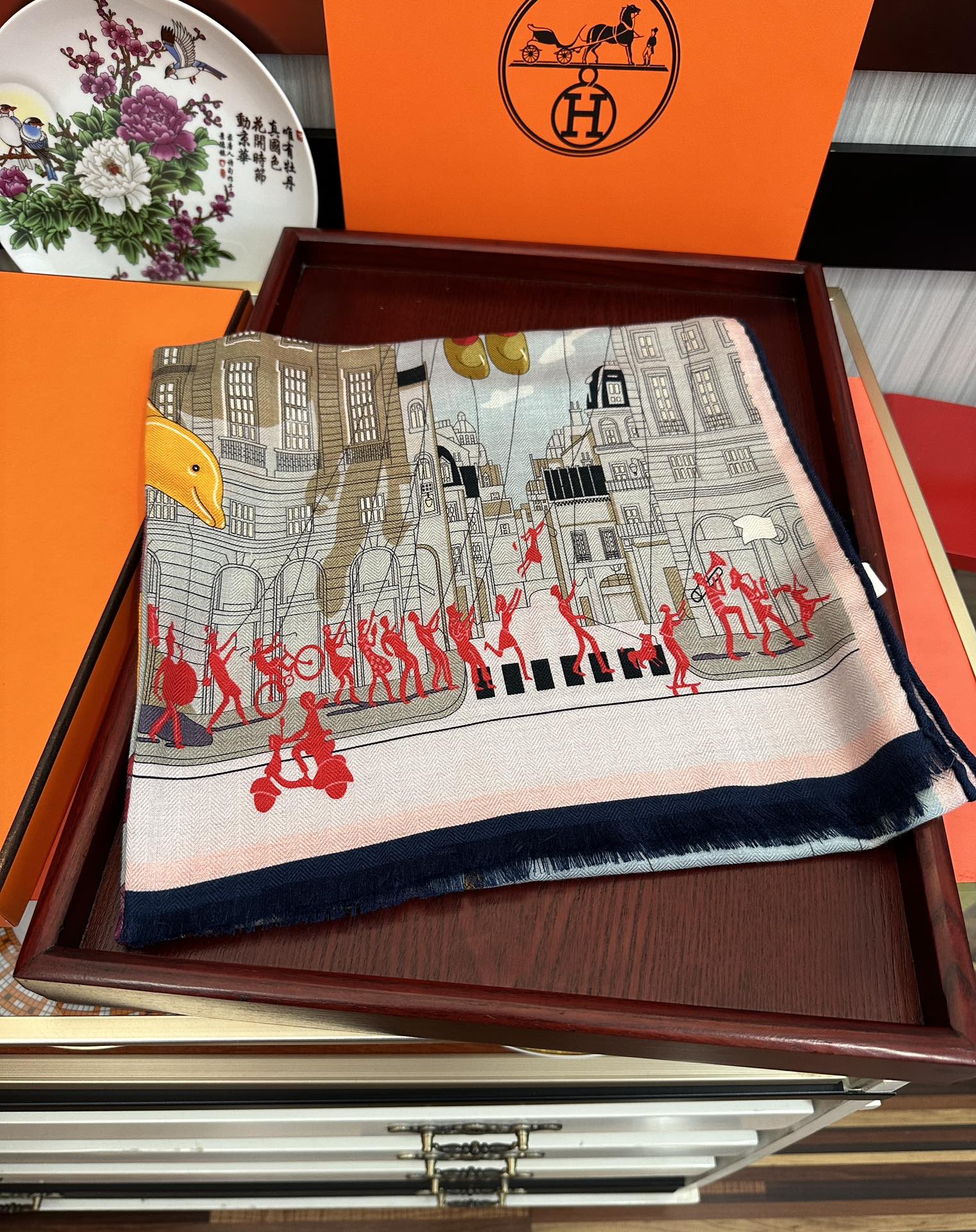 Hermès 爱马仕 2050【双面同色】太美了 下手一定要快 四季都可以用 真心美的让人非常非上身效果简直美翻了 品质非常完美 整个围巾给人气场的同时又非常 秀丽 绝对值得入手的新款 实物一拿到就会庆幸自己是女人的绝美好货 尺寸：65x185