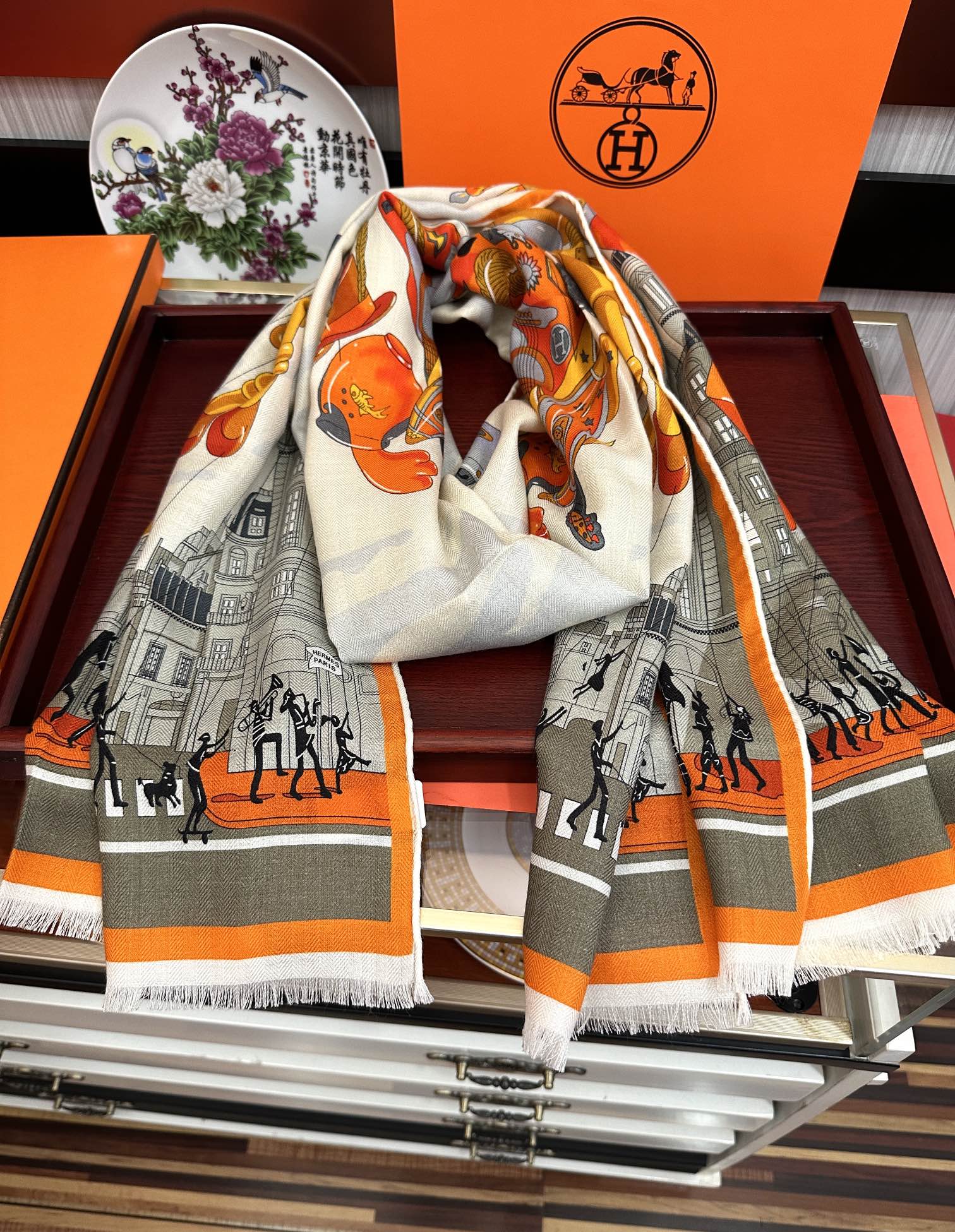Hermès 爱马仕 2050【双面同色】太美了 下手一定要快 四季都可以用 真心美的让人非常非上身效果简直美翻了 品质非常完美 整个围巾给人气场的同时又非常 秀丽 绝对值得入手的新款 实物一拿到就会庆幸自己是女人的绝美好货 尺寸：65x185