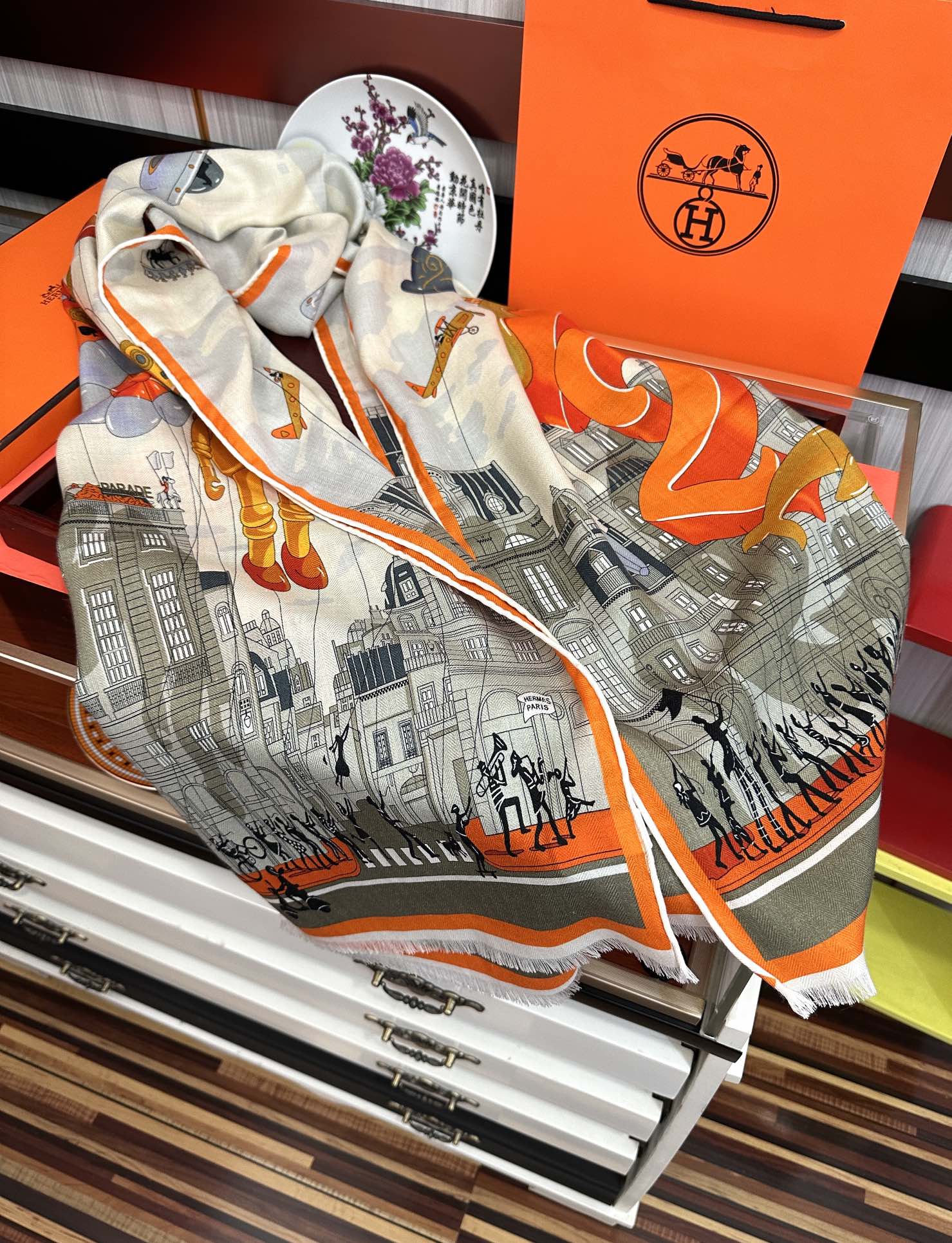 Hermès 爱马仕 2050【双面同色】太美了 下手一定要快 四季都可以用 真心美的让人非常非上身效果简直美翻了 品质非常完美 整个围巾给人气场的同时又非常 秀丽 绝对值得入手的新款 实物一拿到就会庆幸自己是女人的绝美好货 尺寸：65x185