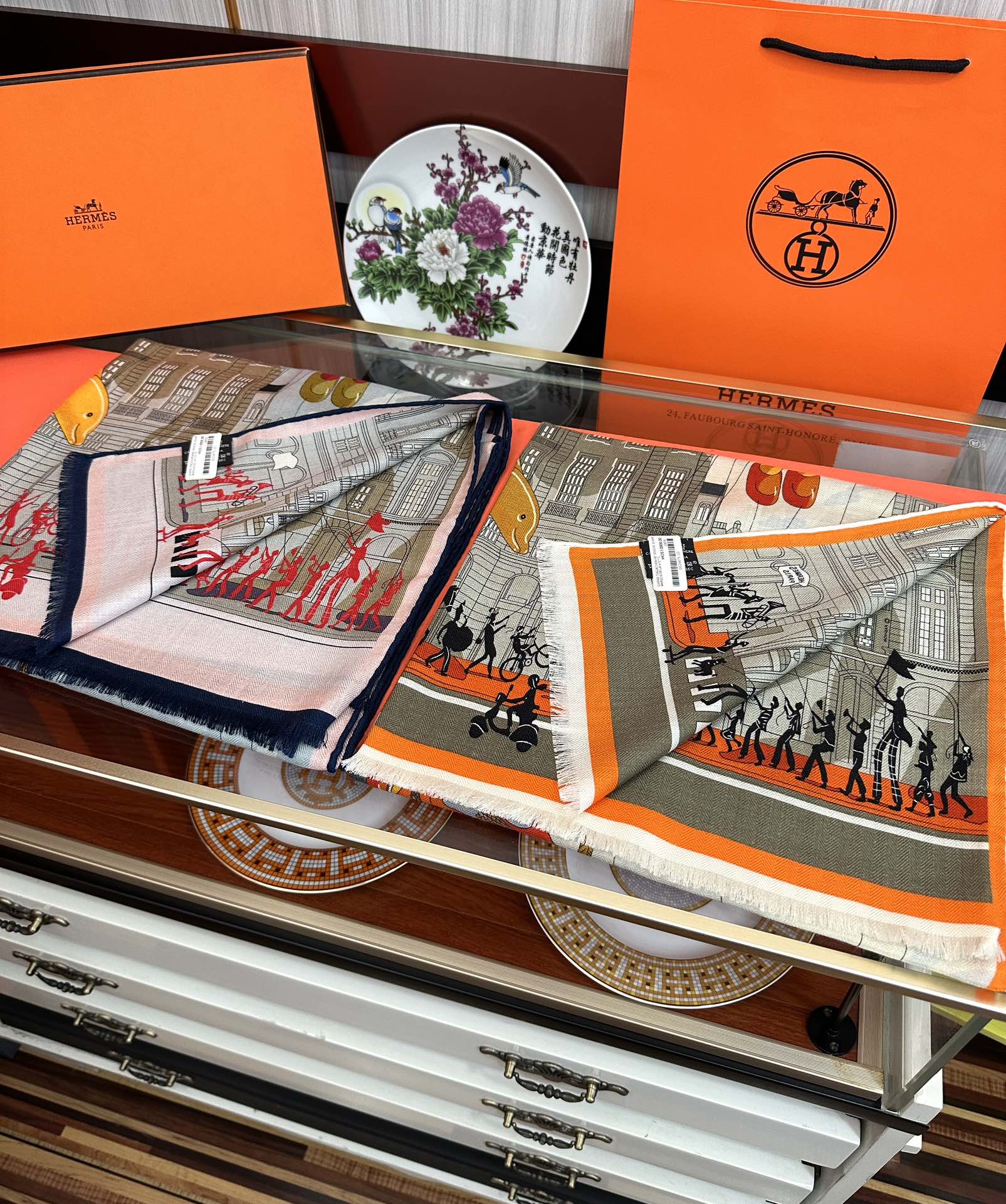 Hermès 爱马仕 2050【双面同色】太美了 下手一定要快 四季都可以用 真心美的让人非常非上身效果简直美翻了 品质非常完美 整个围巾给人气场的同时又非常 秀丽 绝对值得入手的新款 实物一拿到就会庆幸自己是女人的绝美好货 尺寸：65x185