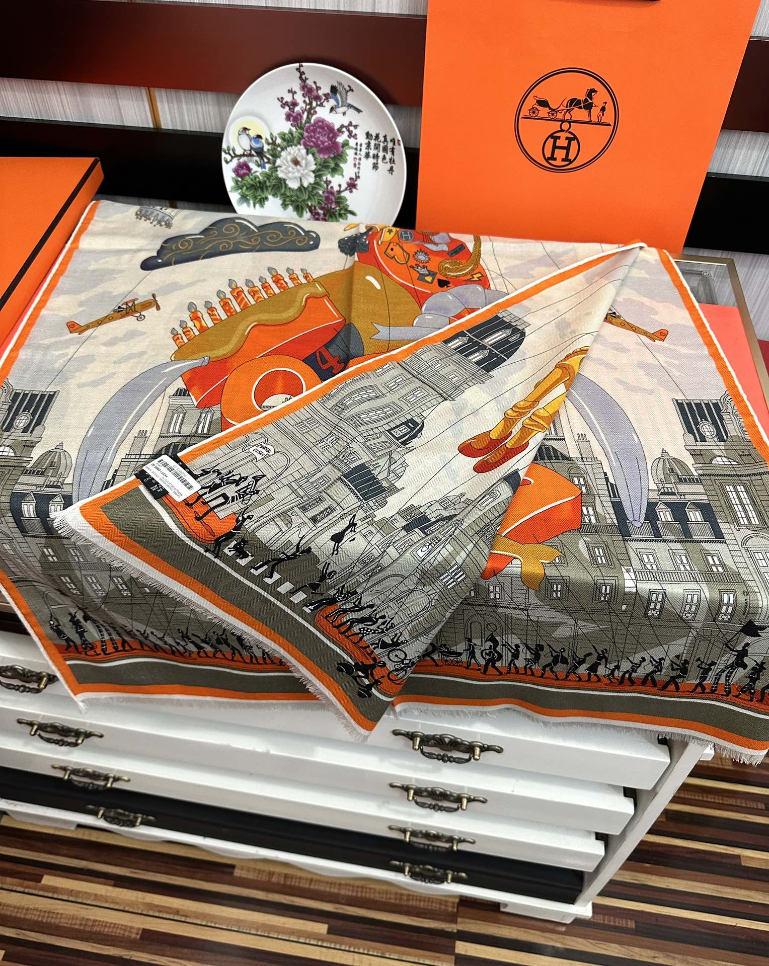 Hermès 爱马仕 2050【双面同色】太美了 下手一定要快 四季都可以用 真心美的让人非常非上身效果简直美翻了 品质非常完美 整个围巾给人气场的同时又非常 秀丽 绝对值得入手的新款 实物一拿到就会庆幸自己是女人的绝美好货 尺寸：65x185
