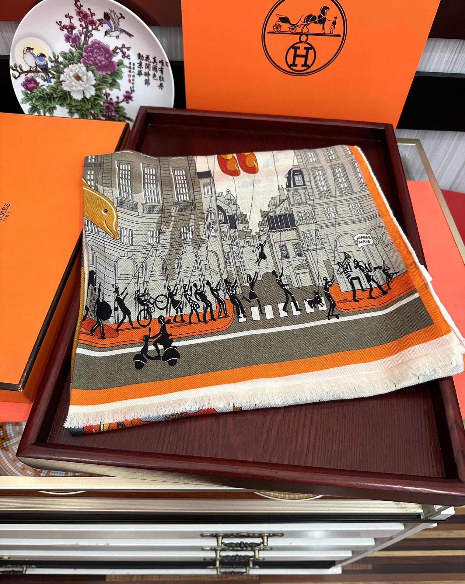 Hermès 爱马仕 2050【双面同色】太美了 下手一定要快 四季都可以用 真心美的让人非常非上身效果简直美翻了 品质非常完美 整个围巾给人气场的同时又非常 秀丽 绝对值得入手的新款 实物一拿到就会庆幸自己是女人的绝美好货 尺寸：65x185
